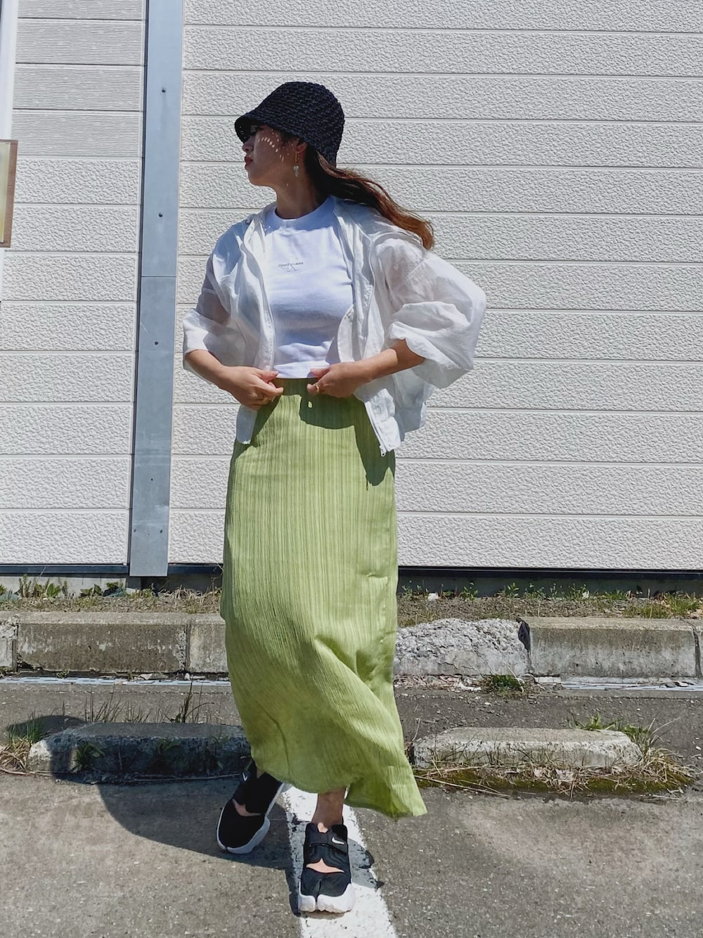 「CLEA、バケハ、ロゴT、Calvin Klein、ANGIE VINTAGE、ナロースカート、Iラインスカート、ロングスカート、シア―ブルゾン、アクアリフト、NIKE、クロップドトップス、クロップド丈、バケットハット、白Tシャツ」｜「ANGIEの楊柳ストレートスカート（スカート、グリーン系）」を使った、Miiさん（レディース・159cm）の春コーディネートの1枚目の写真