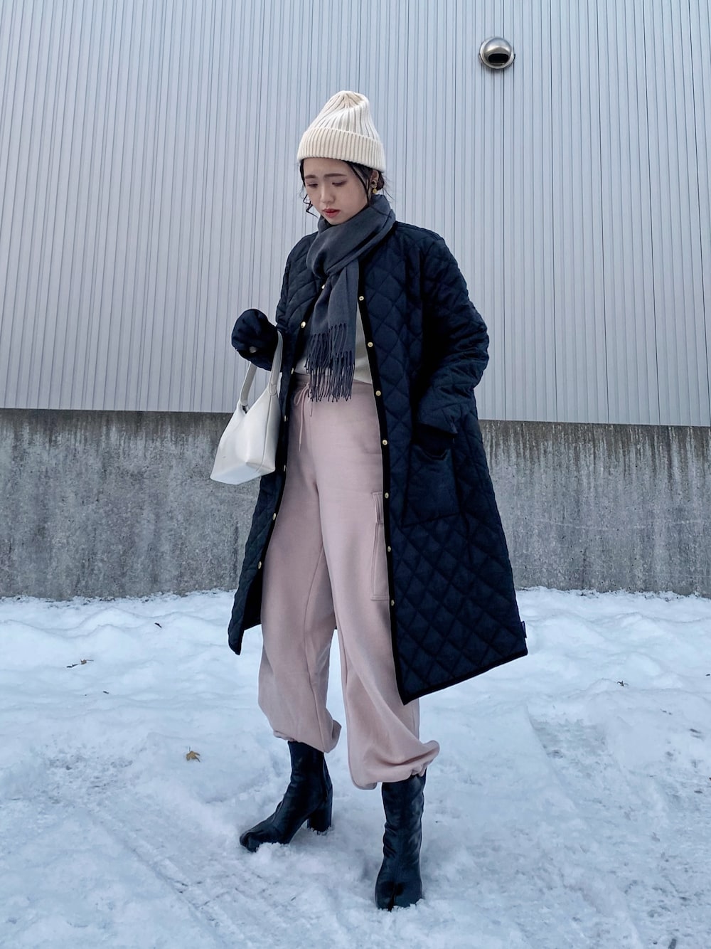 「新星WEARISTAにエントリー、今日のコスメと服、ビーニー、ニット帽、スウェット、スウェットパンツ、カーゴパンツ、ピンク、あったかコーデ、冬コーデ、マフラーぐるぐる、UNIQLO、プチプラ、マイベストコーデ2023、マフラー」｜「Traditional WeatherwearのARKLEY LONG（その他アウター、ブラック系）」を使った、Miiさん（レディース・159cm）の冬コーディネートの1枚目の写真
