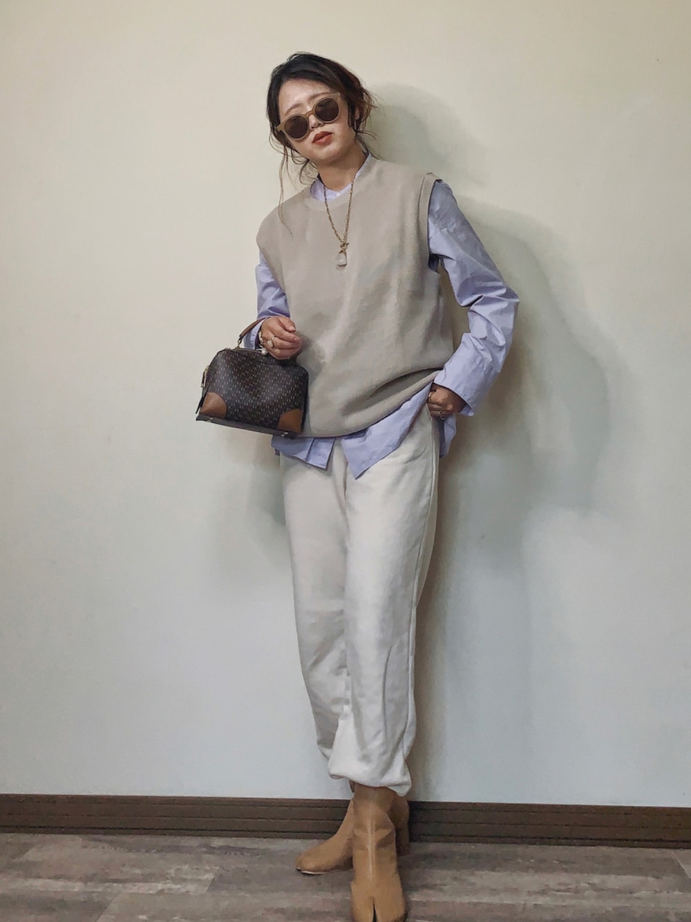 「スウェットパンツ、UNIQLO、ベスト、ショートブーツ、レイヤードスタイル、メンズライク、ニットベスト、プチプラ、白パンツ、カラーシャツ、スタンドカラー、シャツスタイル、淡色コーデ、足袋ブーツ、だから秋服が好き」｜「UNIQLOのアイテム（シャツ/ブラウス、パープル系）」を使った、Miiさん（レディース・159cm）の秋コーディネートの1枚目の写真