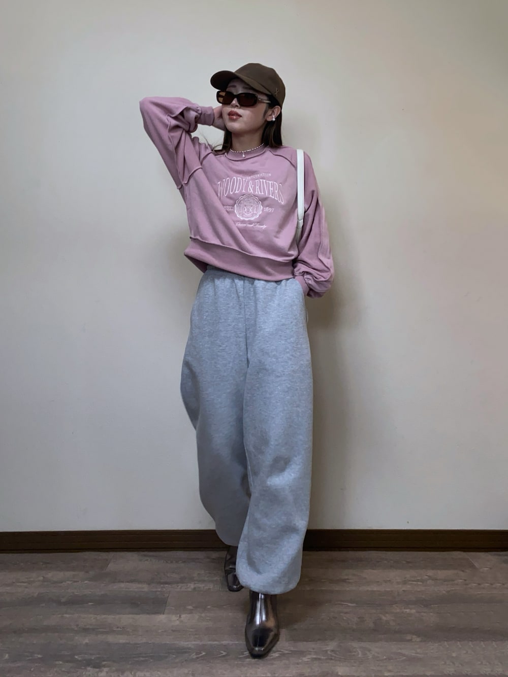 「春めき満開コーデ、春色、ピンク、スウェット、スウェットパンツ、休日スタイル、キャップ、プチプラ、春コーデ、ゆるコーデ、キャップ女子、スウェットワイドパンツ、メタリック、サングラス、大人カジュアル」｜「GeeRAのリメイク風刺しゅうロゴ裏毛スウェット（スウェット、ピンク系）」を使った、Miiさん（レディース・159cm）の春コーディネートの1枚目の写真