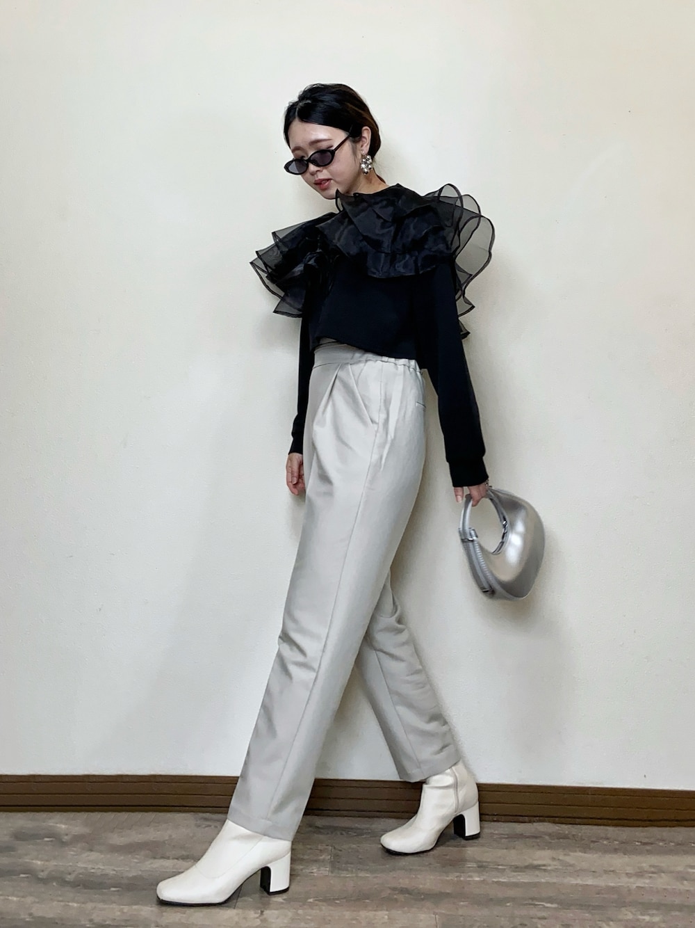 「モード、テーパードパンツ、モノトーン、オーガンジー、つけ襟、付け襟、付けフリル、サングラス、オーバルサングラス、メタリック、フリル、きれいめカジュアル、プチプラ、ショートブーツ、キレイめ」｜「recaの【低身長サイズアリ】美シルエット センタープレスカラーテーパードパンツ（その他パンツ、ベージュ系）」を使った、Miiさん（レディース・159cm）の冬コーディネートの1枚目の写真