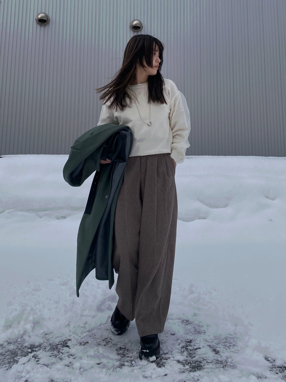 「ニット/セーター、チュール、白ニット、ニット、ワイドパンツ、冬コーデ、真冬のあったかスタイル、OPAQUE.CLIP、オペークドットクリップ、GU、厚底シューズ、ブーツ、プチプラ、きれいめカジュアル、30代コーデ」｜「OPAQUE.CLIPの《5color/S-LLsize》チュールドッキングスリーブニット【洗濯機洗い可】（ニット/セーター、ホワイト系）」を使った、Miiさん（レディース・159cm）の冬コーディネートの1枚目の写真