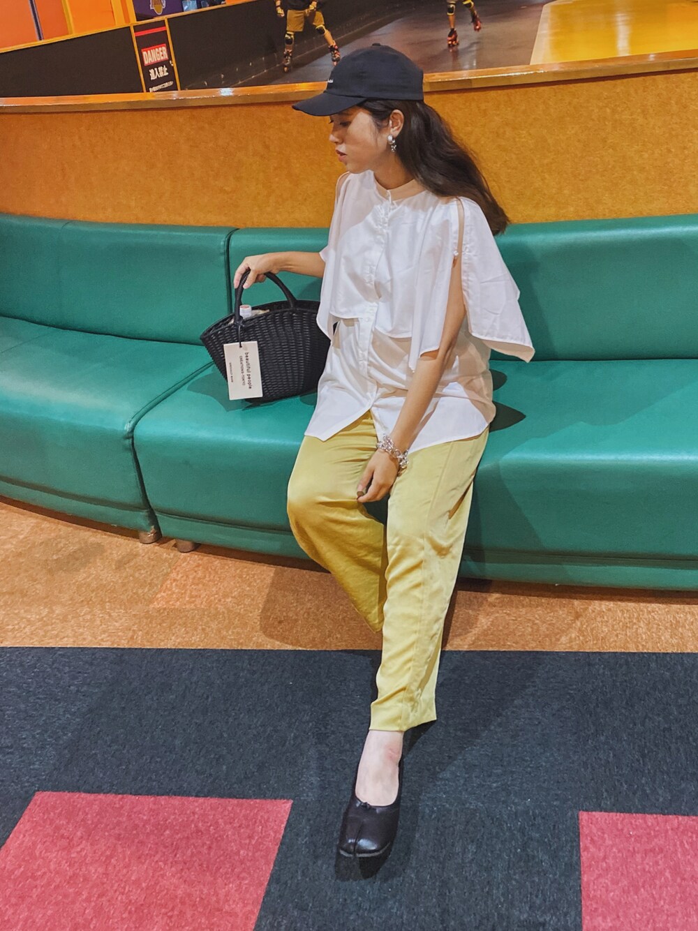 「夏コーデ、休日コーデ、キャップ、ケープ、ケープブラウス、サテンパンツ、イエロー、カラーコーデ、ブラウス、きれいめカジュアル、カラーパンツ、シンプルコーデ、バレエシューズ、LHPWOMEN、courage」｜「Birthday roomの２WAYケープブラウス（シャツ/ブラウス、ホワイト系）」を使った、Miiさん（レディース・159cm）の夏コーディネートの1枚目の写真