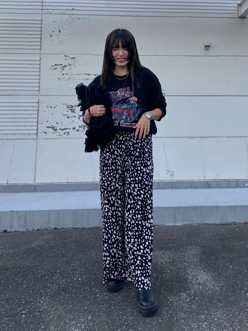 「秋っぽコーデ更新中、スウェット、柄パンツ、アニマル柄、レオパード、ストリート、ブーツ、厚底シューズ、フリルバッグ、秋服準備はじめました、リラックススタイル、プリーツパンツ、ママコーデ」｜「Starting Overのheavy weight various design sweat shirt/ヘビーウェイト アソート デザイン 裏起毛 スウェットシャツ（スウェット、ブラック系）」を使った、Miiさん（レディース・159cm）の秋コーディネートの1枚目の写真