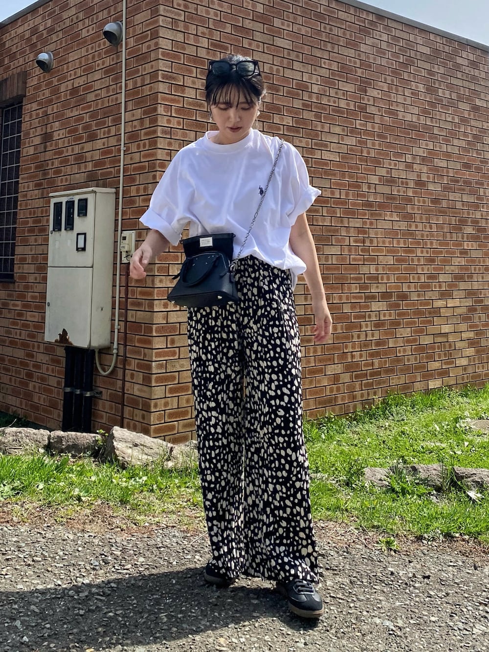 「春夏コーデ、ロゴT、白Tシャツ、オーバーサイズ、ビッグシルエット、ビッグT、柄パンツ、アニマル柄、ショルダーバッグ、スニーカー、休日スタイル、アウトドアスタイル、カジュアルコーデ、シンプルコーデ、モノトーン」｜「U.S. POLO ASSN.の∴WEGO/U.S.POLO ASSN.別注ヘビーウエイトBIGTシャツ（Tシャツ/カットソー、ホワイト系）」を使った、Miiさん（レディース・159cm）の春コーディネートの1枚目の写真