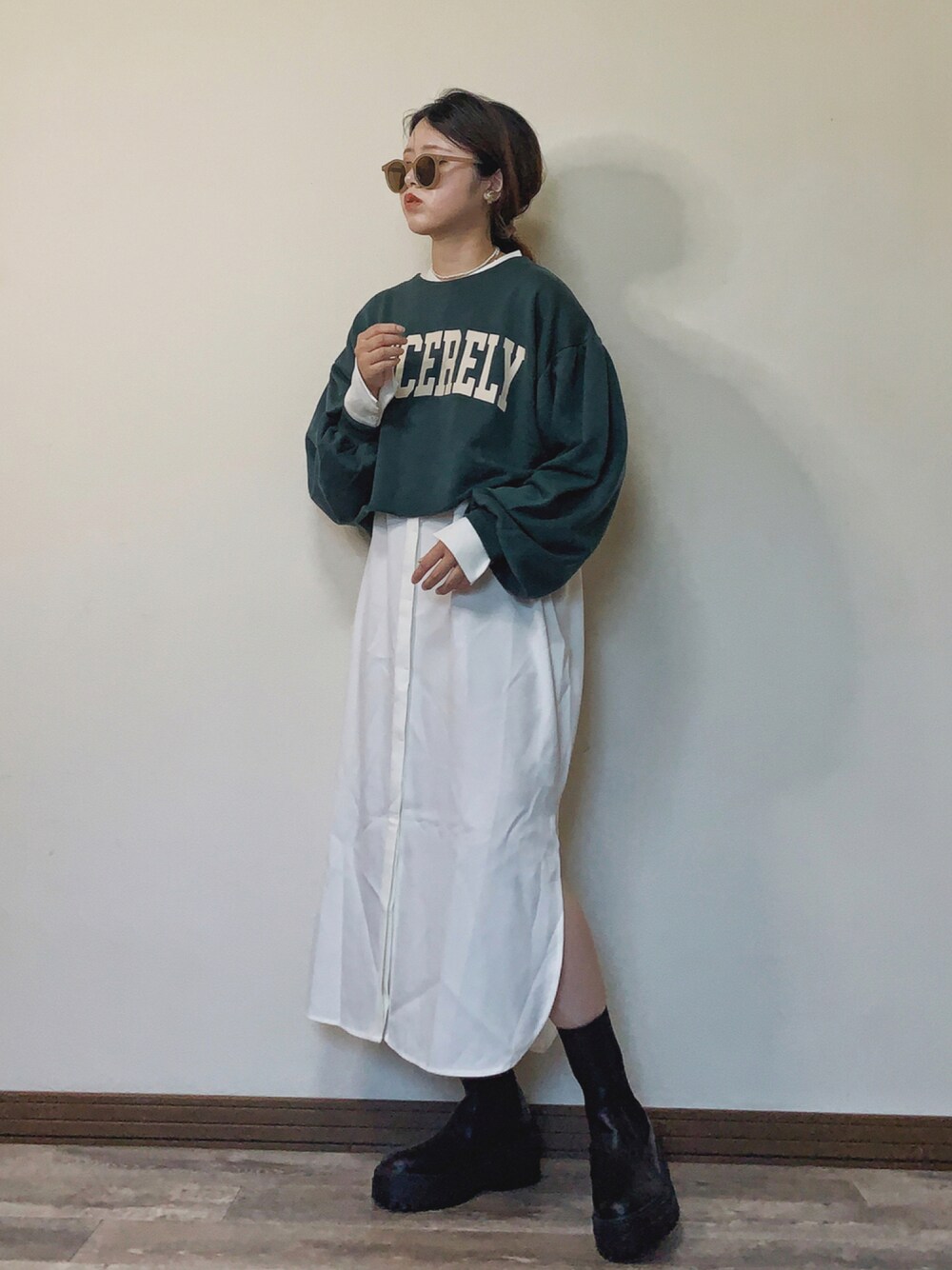「スウェット、グリーン、秋のコーデ、カレッジ、ショートブーツ、レイヤードスタイル、ロゴスウェット、プチプラ、シャツワンピ、休日コーデ、厚底シューズ、ショート丈トップス、ボリューム袖、トラックソールブーツ」｜「KBF+のKBF+　クルーベストレイヤードシャツワンピース（ワンピース、ブラック系）」を使った、Miiさん（レディース・159cm）の秋コーディネートの1枚目の写真