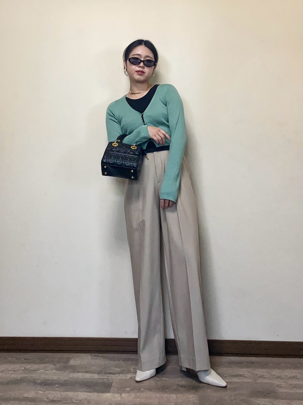 「大人コーデ、きれいめカジュアル、カーディガン、プチプラ、GU、UNIQLO、deuxamour、サングラス」｜「deux amourのクラシックエンボスハンドバッグ（ハンドバッグ、ブラック系）」を使った、Miiさん（レディース・159cm）の春コーディネートの1枚目の写真