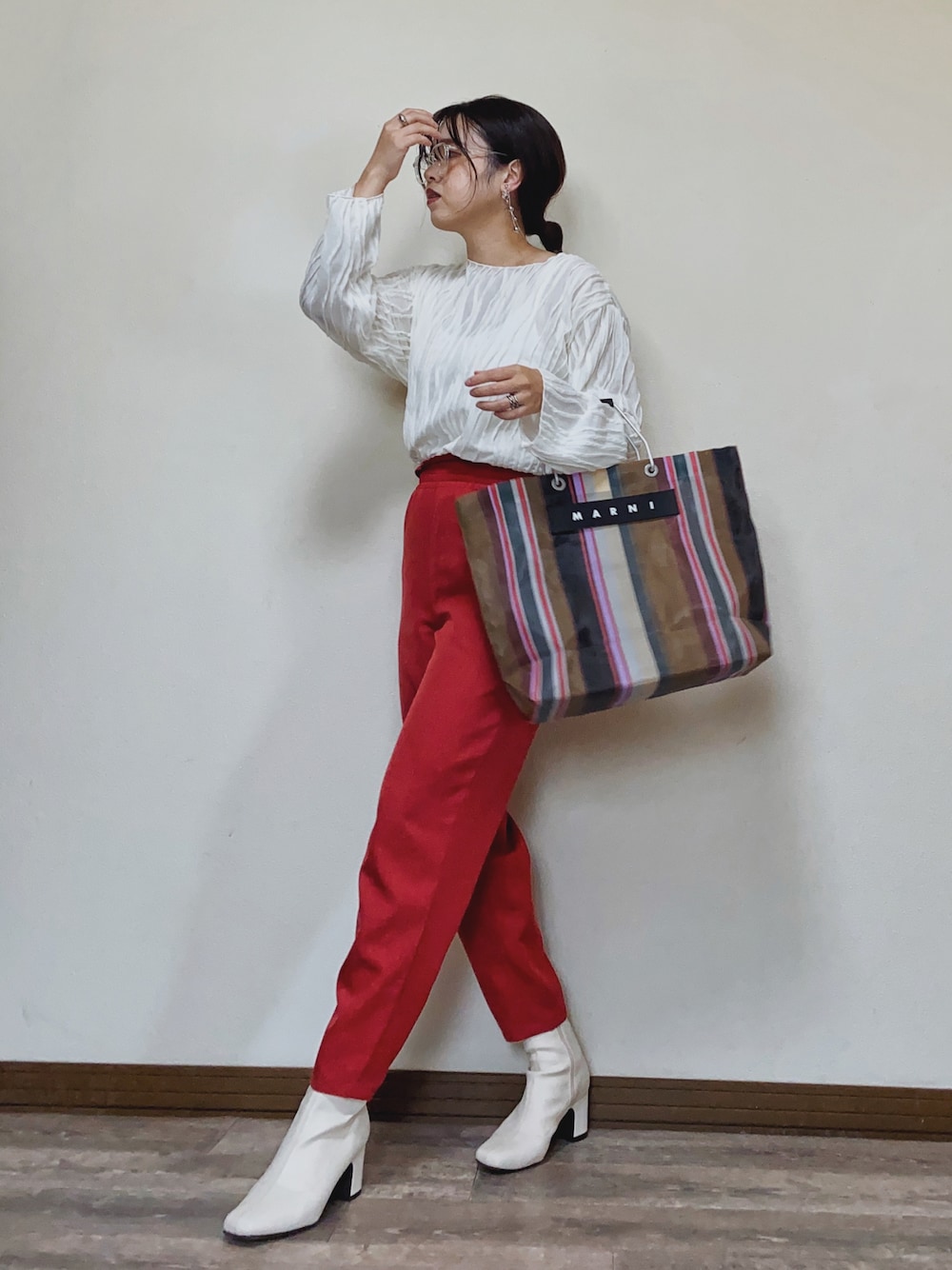 「パンツコーデ、シアートップス、赤パンツ、カラーコーデ、テーパードパンツ、ショートブーツ、トートバッグ、MARNI、クリアメガネ、メガネ女子、letempsriche、プチプラ、ハンドバッグ、モード、ビタミンカラー」｜「Le temps richeのウエストシャーリングデザインテーパードパンツ　＜Le temps riche＞（その他パンツ、レッド系）」を使った、Miiさん（レディース・159cm）の春コーディネートの1枚目の写真