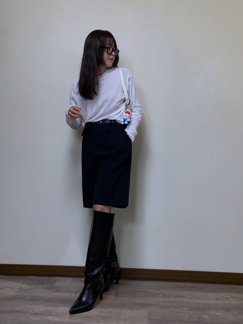 「ハーフパンツ、バミューダパンツ、ロングブーツ、シアートップス、レイヤードスタイル、お出かけコーデ、サングラス、大人カジュアル、韓国ファッション、春コーデ、プチプラ、シースルー、ブーツ、プチプラコーデ」｜「GeeRAの【新色追加】着回し自在！スラブシアーロンT（Tシャツ/カットソー、ホワイト系）」を使った、Miiさん（レディース・159cm）の春コーディネートの1枚目の写真