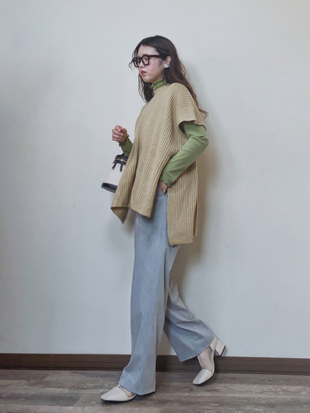 「春服みてみて、ニットベスト、シアー、シアートップス、ワイドパンツ、レイヤードスタイル、キレイめ、グリーン、メガネ女子、LHP、LHPWOMEN、courage、ラフォーレ原宿、UNIQLO、春コーデ」｜「L.H.Pのcourage/クラージュ/サイドスリットモールニットベスト（ベスト、ベージュ系）」を使った、Miiさん（レディース・159cm）の春コーディネートの1枚目の写真