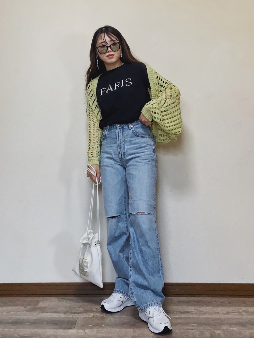「ANGIE VINTAGE、ロゴT、黒Tシャツ、デニム、ダメージデニムパンツ、SOMETHING、春コーデ、スニーカー、白スニーカー、透かし編みニット、プチプラ、タックイン、New Balance、カラーコーデ、巾着バッグ」｜「ANGIEの透かし編みメッシュニットボレロ（カーディガン/ボレロ、グリーン系）」を使った、Miiさん（レディース・159cm）の春コーディネートの1枚目の写真