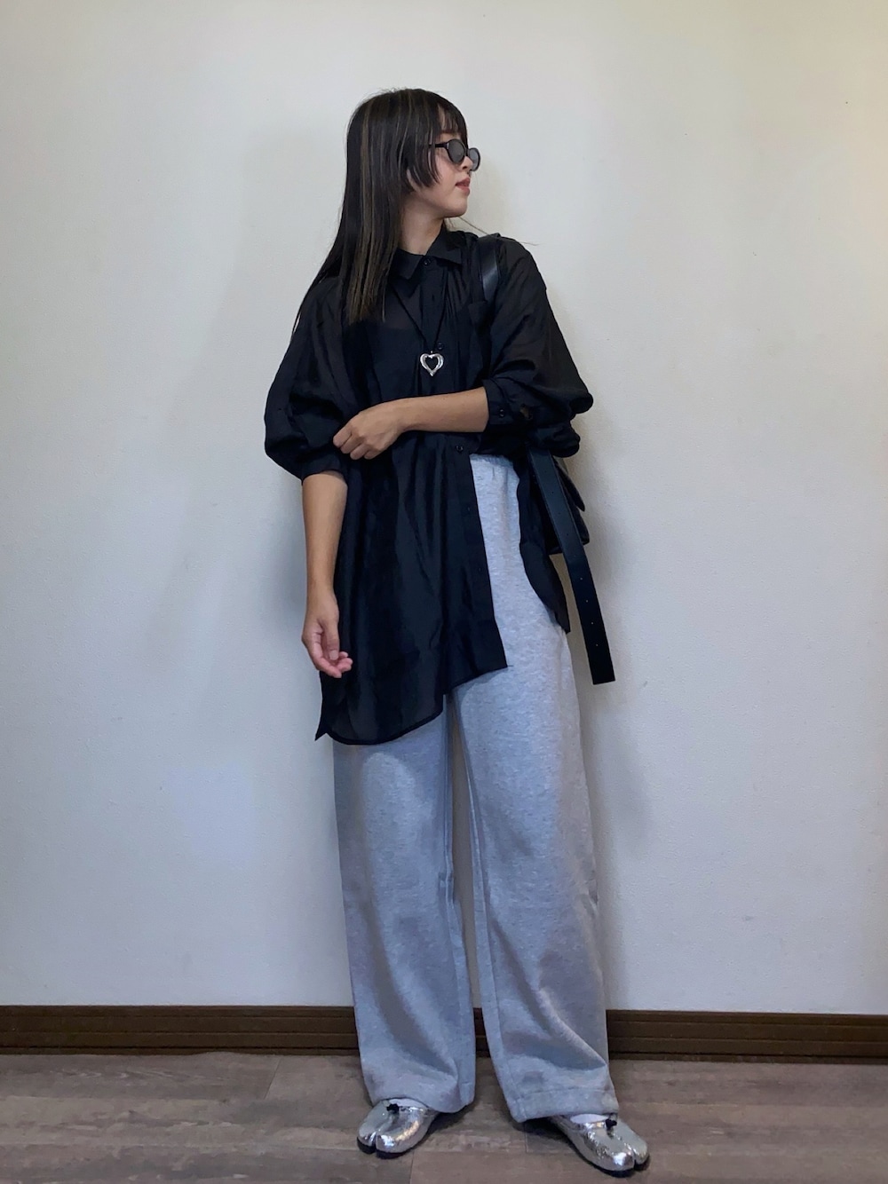 「秋っぽコーデ更新中、ゆるシルエット、スウェット、スウェットパンツ、スウェットワイドパンツ、シアーシャツ、シースルー、シャツスタイル、大人カジュアル、モノトーン、メタリック、シルバーシューズ、シンプルコーデ、ラフ、UNIQLO」｜「recaのシアードルマンシャツ（シャツ/ブラウス、ブラック系）」を使った、Miiさん（レディース・159cm）の秋コーディネートの1枚目の写真