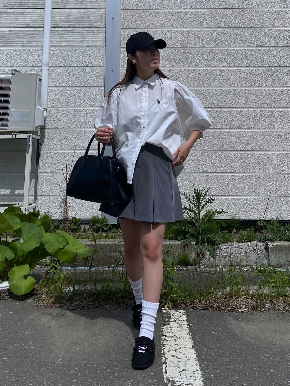 「やっぱり帽子が好き、モノトーン、シャツスタイル、ブラウス、ミニスカート、バレエコア、スニーカー、キャップ、プレッピー、ルーズソックス、ボストンバッグ、韓国ファッション、バレエスニーカー、夏コーデ、スニーカーコーデ」｜「U.S. POLO ASSN.のGeeRA別注【U.S. POLO ASSN.】ボリューム袖シャツブラウス（シャツ/ブラウス、ホワイト系）」を使った、Miiさん（レディース・159cm）の夏コーディネートの1枚目の写真