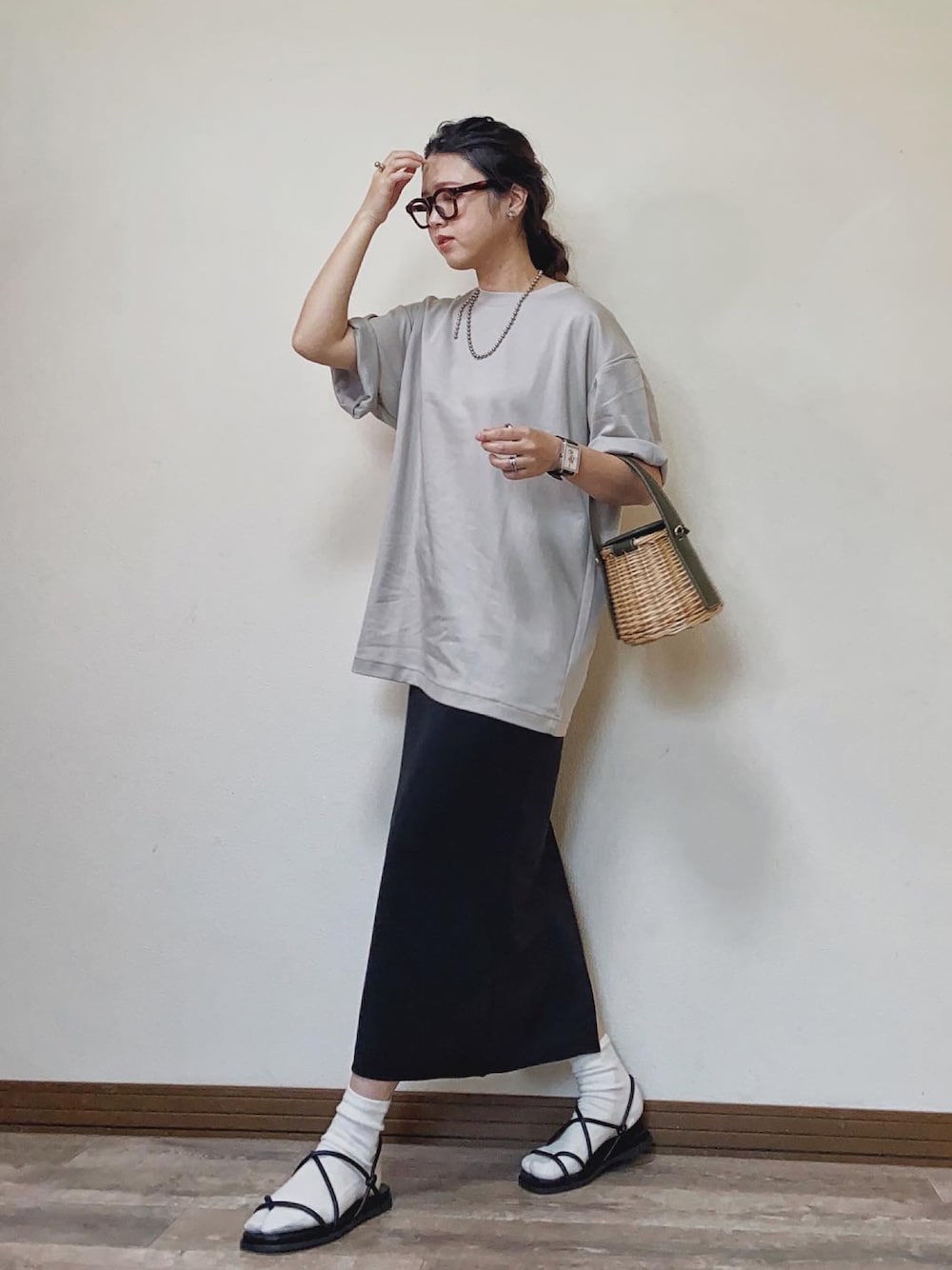 「オトナ女子、ラクチンコーデ、プチプラコーデ、シンプルコーデ、モノトーンコーデ、ユニクロ、UNIQLO、エアリズムコットンオーバーサイズTシャツ(５分袖)、ビッグシルエット、Tシャツ、タイトスカート、ロングスカート、ストラップサンダル、かごバッグ、メガネ女子」｜「UNIQLOのアイテム（Tシャツ/カットソー、グレー系）」を使った、Miiさん（レディース・159cm）の春コーディネートの1枚目の写真