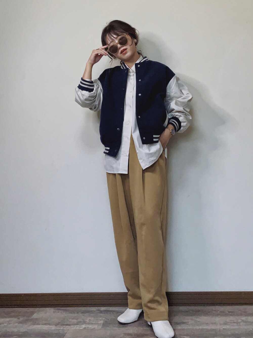 「スウェットパンツ、スタジャン、カジュアル、UNIQLO、大人カジュアル、メンズライク、リラックススタイル、シンプルコーデ、シャツスタイル、ゆるコーデ、白ブーツ、韓国ファッション、スクエアトゥ、UNIQLO U、スウェットギャザーパンツ」｜「UNIQLOのアイテム（シャツ/ブラウス、ベージュ系）」を使った、Miiさん（レディース・159cm）の秋コーディネートの1枚目の写真