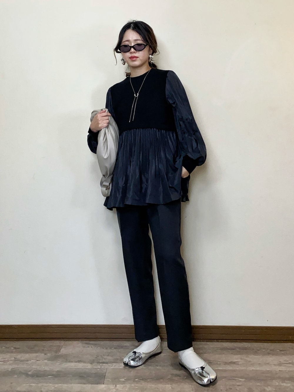 「今日のコスメと服、ブラック、ブラックコーデ、モノトーン、メタリック、メタリックシューズ、シルバーシューズ、サングラス、チュニック、ニット、春コーデ、モードカジュアル、シンプルコーデ、お出かけコーデ、バレエシューズ」｜「OPAQUE.CLIPのプリーツドッキングチュニックニット【洗濯機洗い可】（ニット/セーター、ブラック系）」を使った、Miiさん（レディース・159cm）の春コーディネートの1枚目の写真