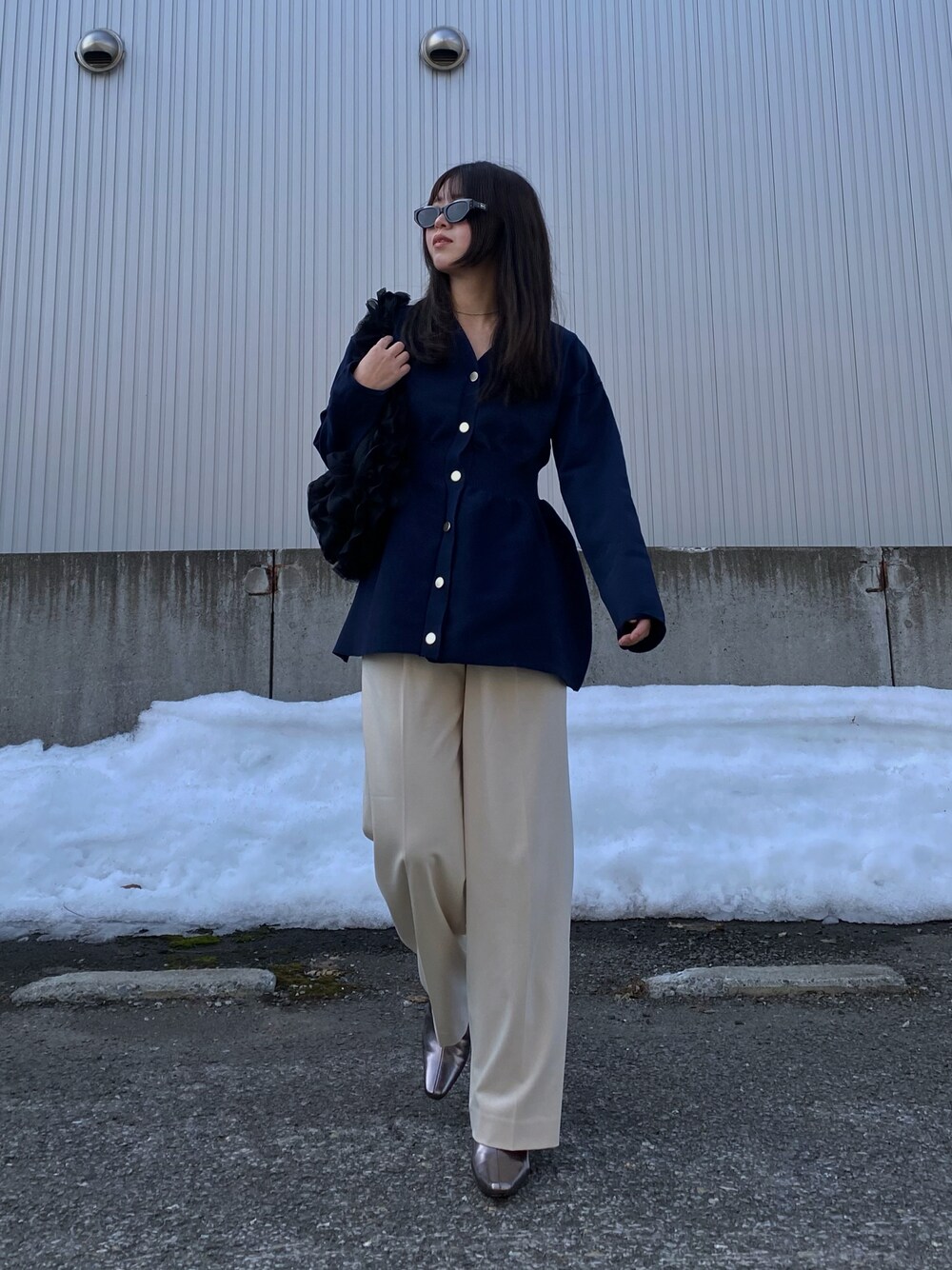 「春めき満開コーデ、春コーデ、きれいめカジュアル、キレイめ、ぺプラムトップス、ぺプラム、カーディガン、メタリック、フリル、白パンツ、サングラス、タックワイドパンツ、シンプルコーデ、ネイビー、骨格ウェーブ」｜「Trishの天竺ペプラムニットカーデ（カーディガン/ボレロ、ブルー系）」を使った、Miiさん（レディース・159cm）の春コーディネートの1枚目の写真