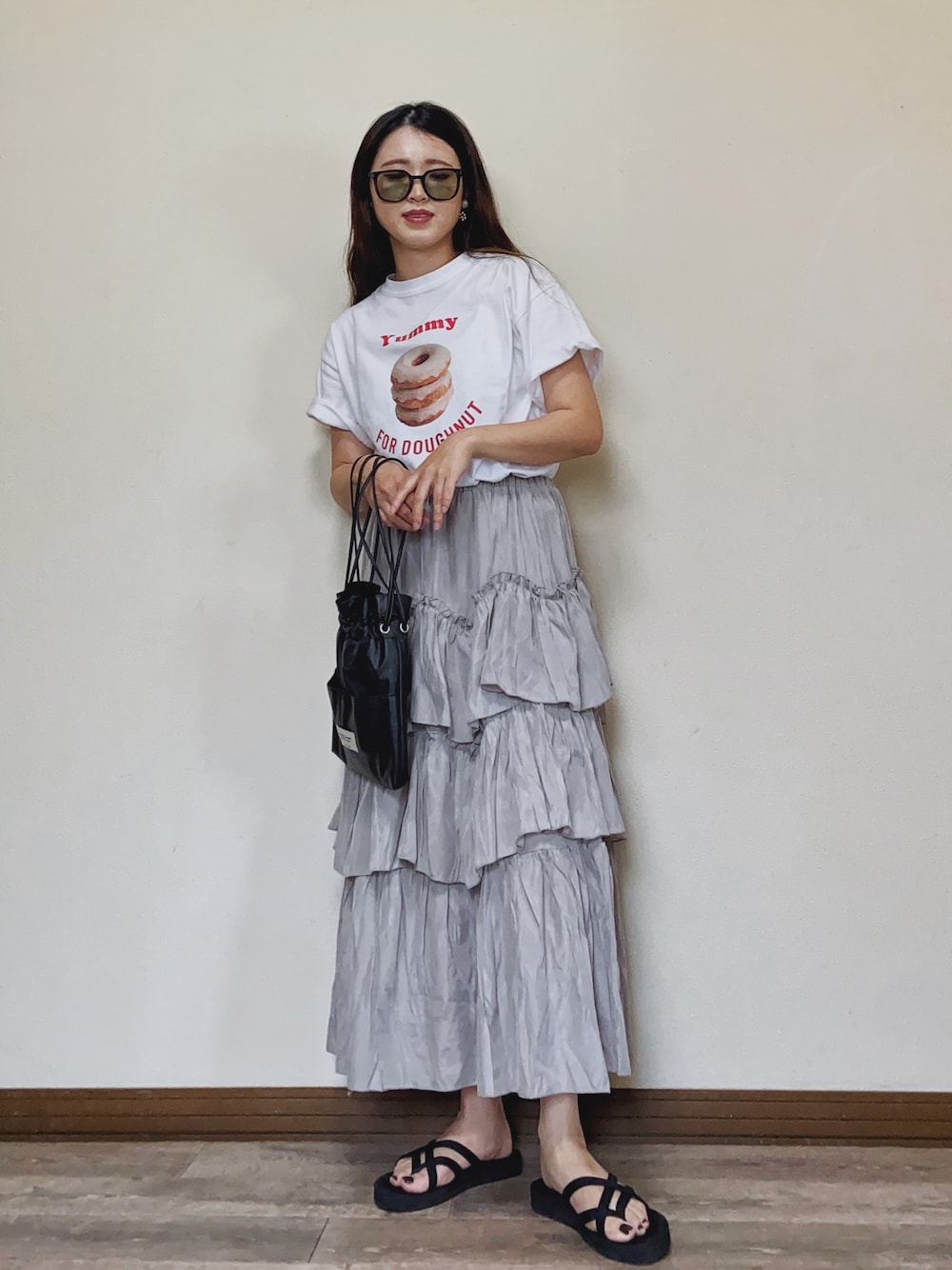 「夏コーデ、デート、夏だ！Tシャツ着よう！、白Tシャツ、ティアードスカート、ロングスカート、プチプラ、beautiful people、休日スタイル、teva、サンダル、巾着バッグ、サングラス、プリントT、シンプル」｜「Birthday roomのドーナツTシャツ（Tシャツ/カットソー、ホワイト系）」を使った、Miiさん（レディース・159cm）の夏コーディネートの1枚目の写真