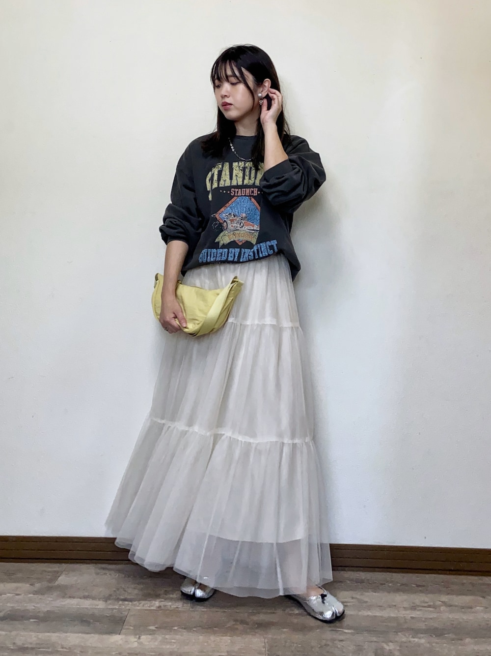 「春のNewスタイル、春コーデ、スウェット、チュール、チュールスカート、メタリック、メタリックシューズ、シルバーシューズ、春カラー、プチプラ、STARTING OVER、スターティングオーバー、ゆるコーデ、ロゴスウェット、バレエシューズ」｜「Starting Overの裏毛 ピグメント加工 プリント クルーネック トレーナー/スウェット/プルオーバー/ユニセックス（スウェット、ブラック系）」を使った、Miiさん（レディース・159cm）の春コーディネートの1枚目の写真