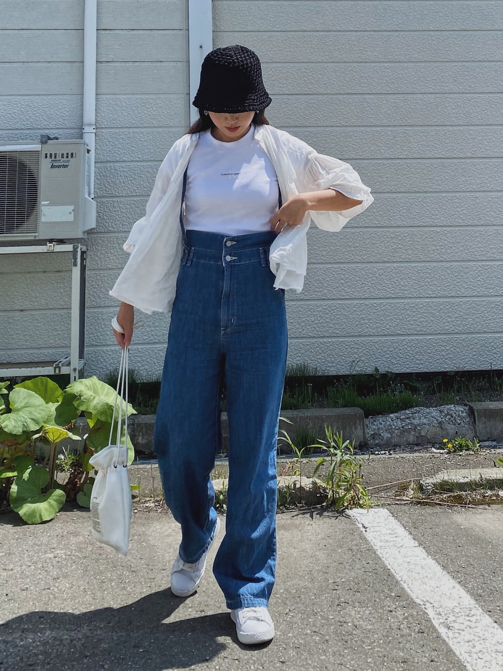 「初夏コーデ、ブラウス、休日スタイル、デニム、デニムパンツ、サロペット、デニムサロペット、バケットハット、ロゴT、SOMETHING、クロップドトップス、白Tシャツ、白スニーカー、ボリューム袖、夏のコスメと服」｜「Calvin Kleinのモノグラム ロゴ ベイビーTシャツ（Tシャツ/カットソー、ホワイト系）」を使った、Miiさん（レディース・159cm）の夏コーディネートの1枚目の写真