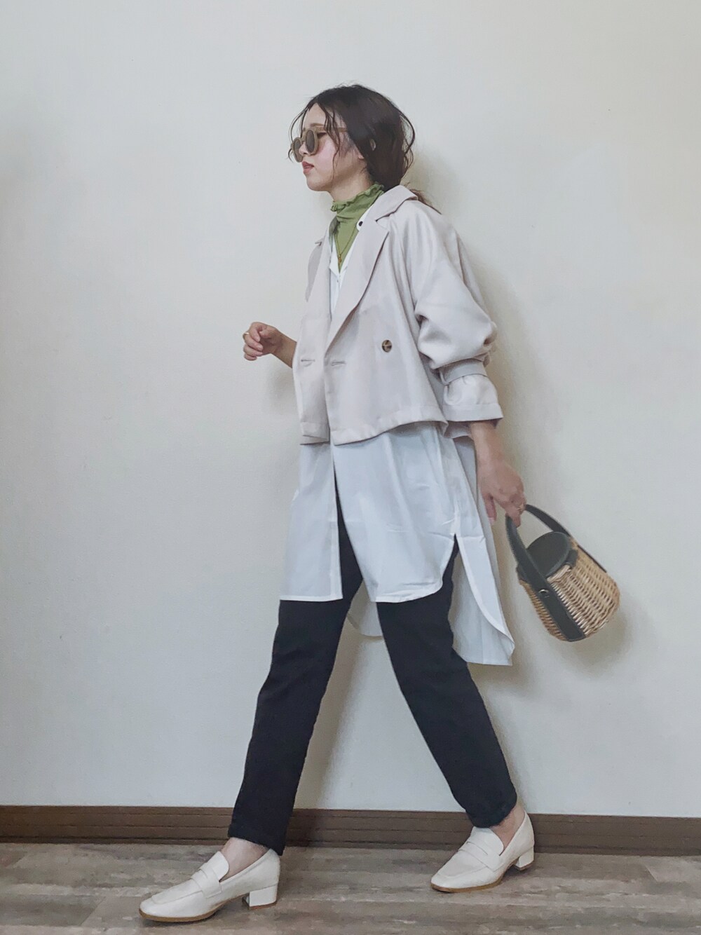「ショートトレンチ、トレンチコート、春アウター、シャツスタイル、シャツワンピ、グリーン、moment+、LHP、LHPWOMEN、ラフォーレ原宿、courage、LEE、leejapan、レイヤードスタイル、春コーデ」｜「moment+のエステルツイル キャンディスリーブショートトレンチ（トレンチコート、ホワイト系）」を使った、Miiさん（レディース・159cm）の春コーディネートの1枚目の写真