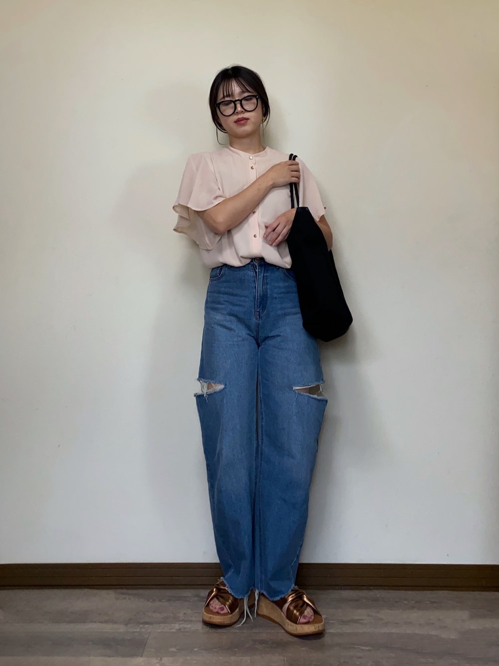 「プチプラ、ブラウス、ブラウス×デニム、サンダル、トートバッグ、メガネ女子、大人カジュアル、シンプルスタイル、シンプルコーデ、デニム、メタリック、ピンク、夏コーデ、ママコーデ、ラッフルフリル」｜「GeeRAの前後2WAYラッフルスリーブ楊柳ブラウス（シャツ/ブラウス、ピンク系）」を使った、Miiさん（レディース・159cm）の夏コーディネートの1枚目の写真