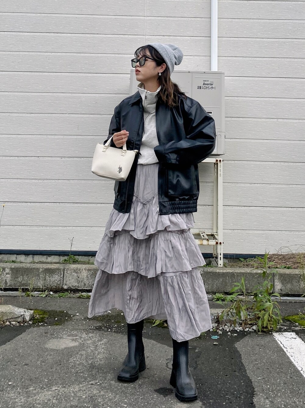 「秋服まるっと大公開、秋服準備はじめました、レザージャケット、ティアードスカート、ロングスカート、雨の日コーデ、ニット帽、ビーニー、グレー、グレーコーデ、モノトーン、ハーフジップ、スウェット、ブーツ、USポロ」｜「FFEINの【FFEIN】ビックシルエットフェイクレザーA-2ジャケット（ライダースジャケット、ブラック系）」を使った、Miiさん（レディース・159cm）の秋コーディネートの1枚目の写真