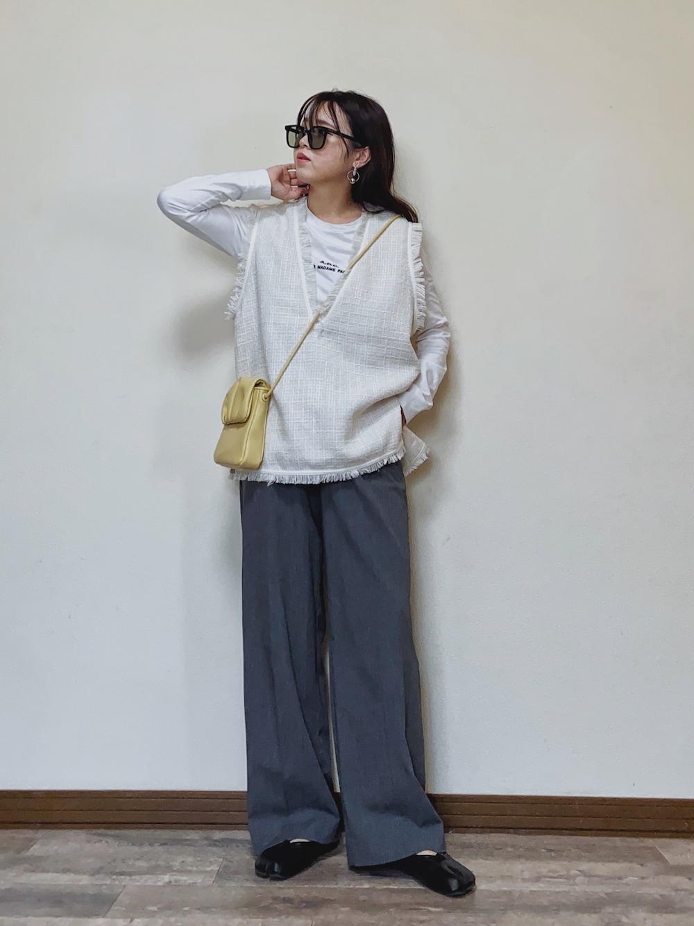 「春コーデ、オフィスカジュアル、ツイード、ツイードベスト、ベスト、レイヤードスタイル、ロゴT、ワイドパンツ、UNIQLO、プチプラ、きれいめカジュアル、ショルダーバッグ、ママコーデ、shein、バレエシューズ」｜「A.P.C.のLONG SLEEVE PETITE RUE MADAME H　JPS（Tシャツ/カットソー、ホワイト系）」を使った、Miiさん（レディース・159cm）の春コーディネートの1枚目の写真