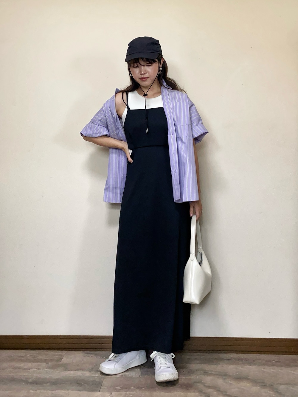 「初夏コーデ、春夏コーデ、キャップ、ワンピース、シャツスタイル、ストライプシャツ、スニーカー、プチプラ、アメスリ、キャミワンピ、STARTING OVER、スターティングオーバー、アウトドアスタイル、ママコーデ、休日スタイル」｜「Starting Overのブロードビッグレギュラー半袖シャツ/レディース メンズ（シャツ/ブラウス、パープル系）」を使った、Miiさん（レディース・159cm）の春コーディネートの1枚目の写真
