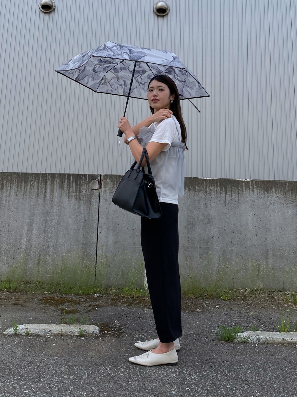 「白Tシャツ、レイヤードスタイル、ビスチェ、チュール、傘、雨の日コーデ、ボストンバッグ、ロングスカート、モノトーン、大人ガーリー、きれいめカジュアル、グレー、おでかけコーデ、PR、waterfront」｜「Waterfrontのmemorif. 自動開閉 折 55cm（折りたたみ傘、グレー系）」を使った、Miiさん（レディース・159cm）の春コーディネートの1枚目の写真