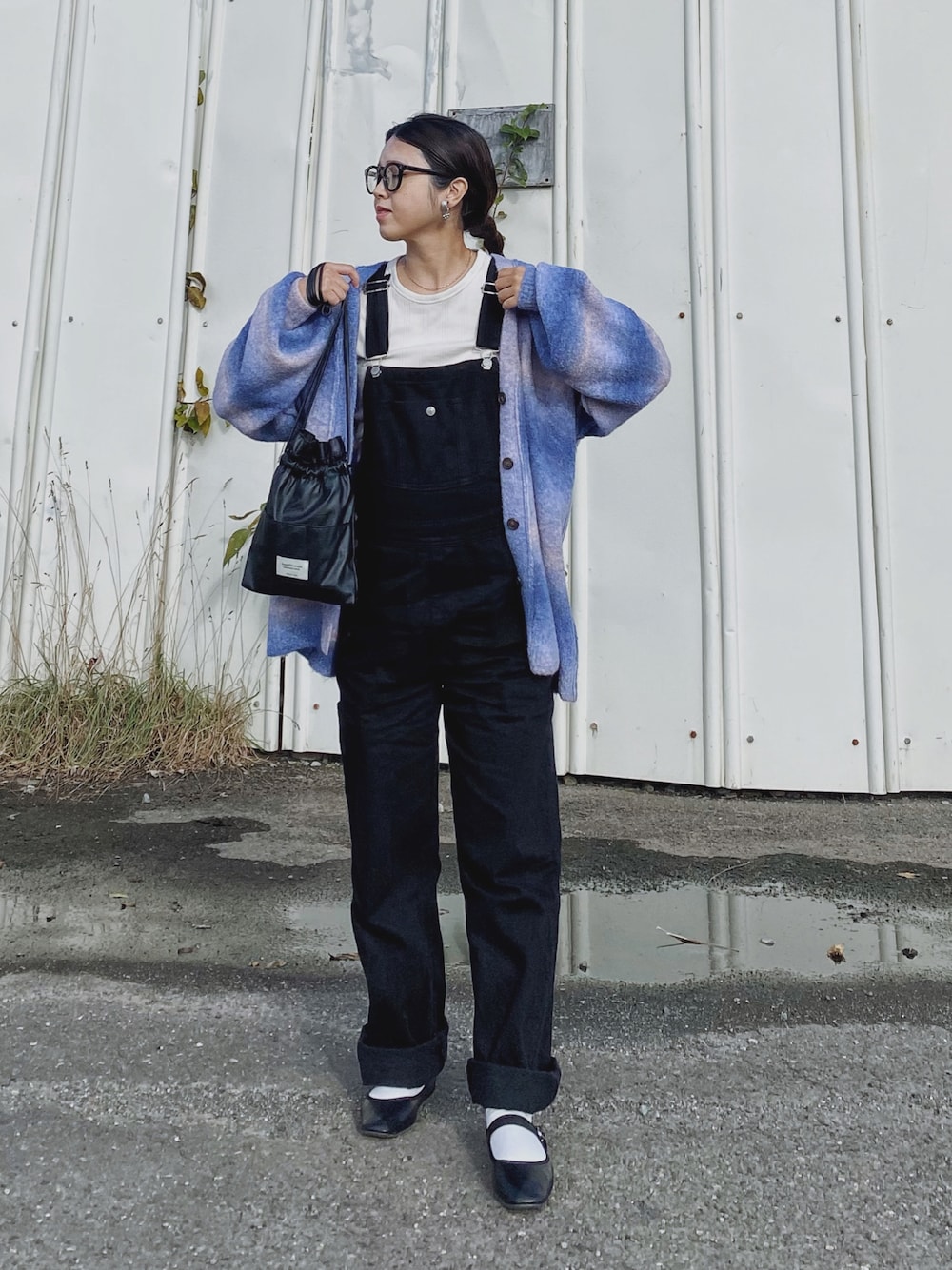 「大人カジュアル、サロペット、カーディガン、オーバーサイズ、グラデーション、カンフーシューズ、メガネ女子、UNIQLO、fredy emue、FREDY&GLOSTER、フレディアンドグロスター、マタニティ、マタニティコーデ、巾着バッグ、秋コーデ」｜「fredy emueのグラデーションニットカーディガン（カーディガン/ボレロ、ブルー系）」を使った、Miiさん（レディース・159cm）の秋コーディネートの1枚目の写真
