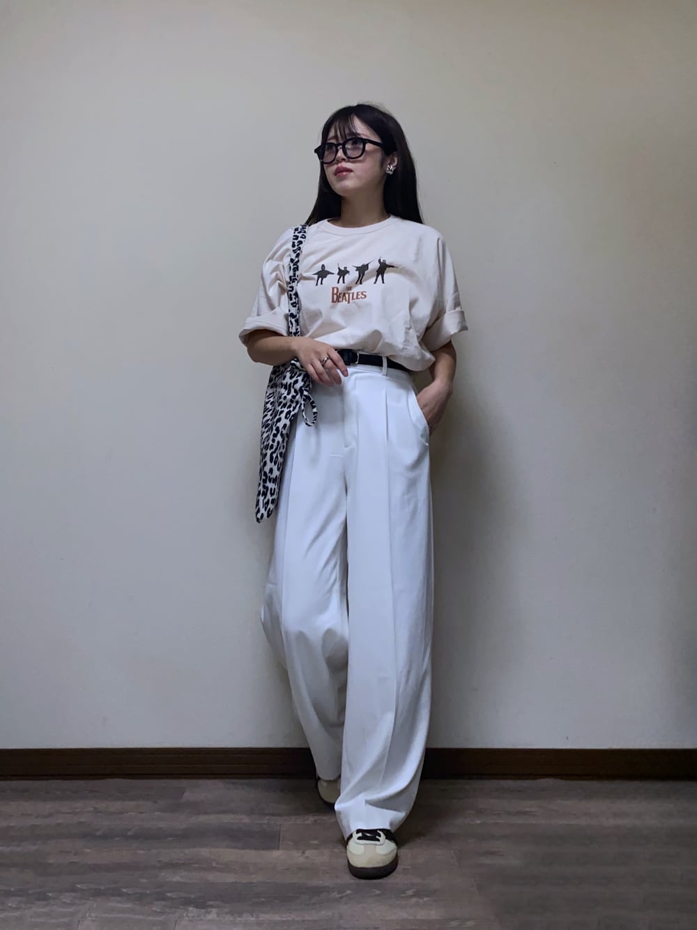 「最近のいい感じコーデ、グラフィックＴ、Tシャツ、プリントT、タックワイドパンツ、ワイドパンツ、白パンツ、スニーカー、レオパード、トートバッグ、アニマル柄、カジュアルコーデ、夏コーデ、春夏コーデ、プチプラ」｜「The Beatlesの【別注】THE BEATLES ザ ビートルズ HELPラグランTシャツ（Tシャツ/カットソー、その他）」を使った、Miiさん（レディース・159cm）の春コーディネートの1枚目の写真