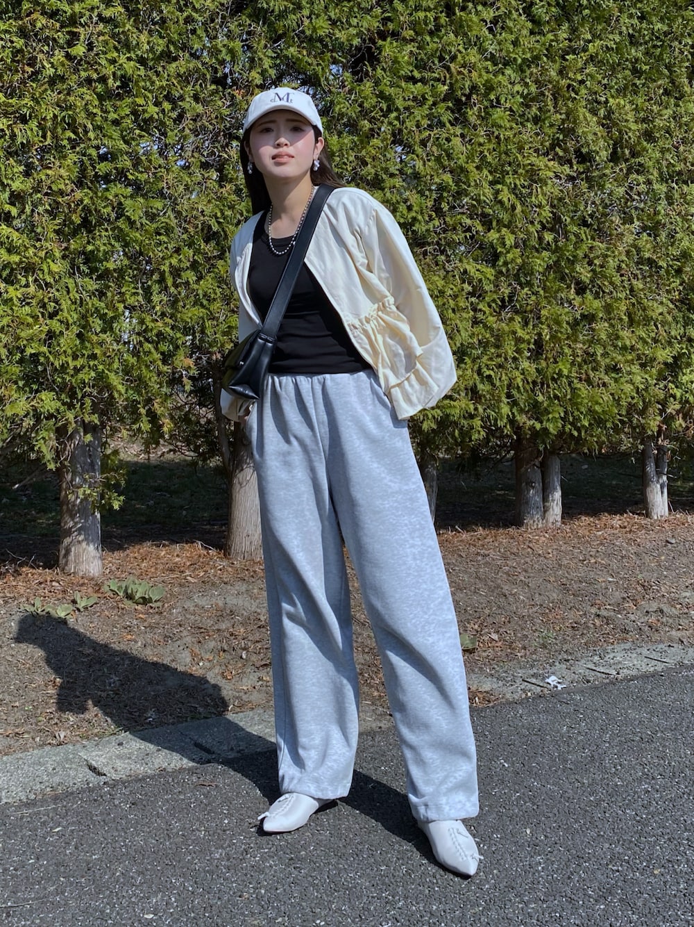 「春めき満開コーデ、スウェット、スウェットパンツ、ぺプラム、ナイロンジャケット、フラットシューズ、Tシャツ、ショルダーバッグ、お出かけコーデ、休日スタイル、韓国ファッション、キャップ、大人カジュアル、春アウター、春コーデ」｜「Trishのナイロンペプラムジャケット（ノーカラージャケット、ホワイト系）」を使った、Miiさん（レディース・159cm）の春コーディネートの1枚目の写真