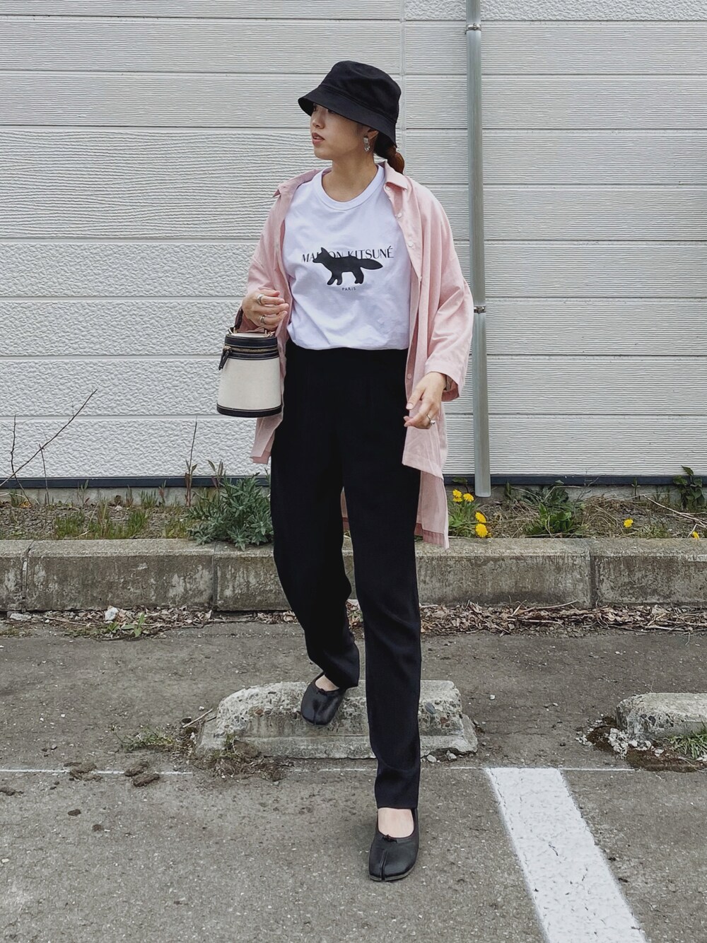 「ごきげんウィーク、春夏コーデ、シャツスタイル、ロゴT、Tシャツ、白Tシャツ、MAISON KITSUNE、バケットハット、足袋バレエ、ピンク、カラーシャツ、カラー×コーデ、休日スタイル、タックイン、ビッグシルエット」｜「Maison KitsuneのFOX STAMP CLASSIC TEE-SHIRT（Tシャツ/カットソー、ホワイト系）」を使った、Miiさん（レディース・159cm）の春コーディネートの1枚目の写真