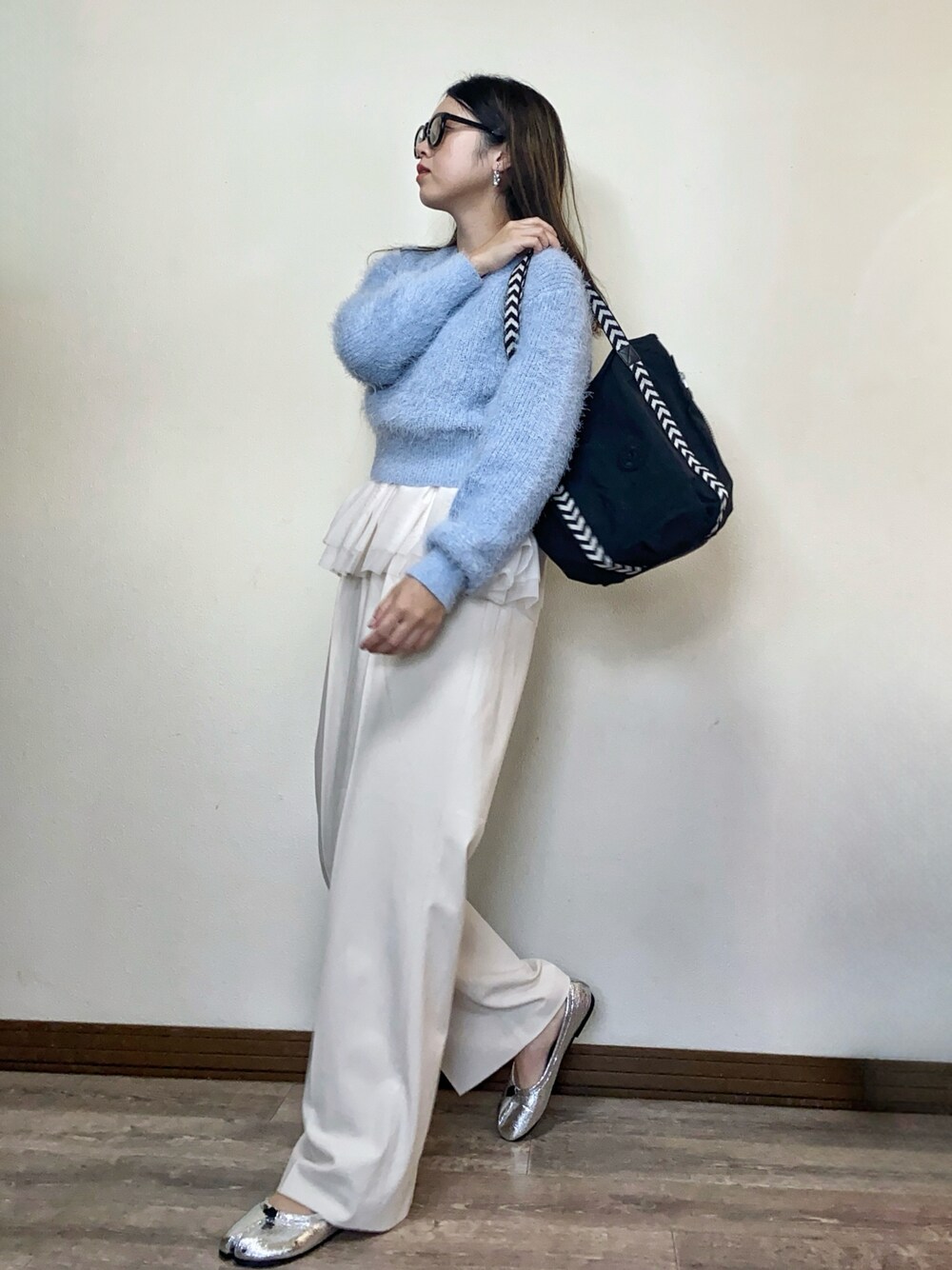 「春ファッション、春服みてみて、春色、ペールトーン、ブルー、シャギーニット、ニット、チュール、レイヤードスタイル、白パンツ、トートバッグ、春コーデ、休日スタイル、メガネ女子、プチプラ」｜「ROPE' PICNICのシャギーニットショート丈プルオーバー（ニット/セーター、ブルー系）」を使った、Miiさん（レディース・159cm）の冬コーディネートの1枚目の写真