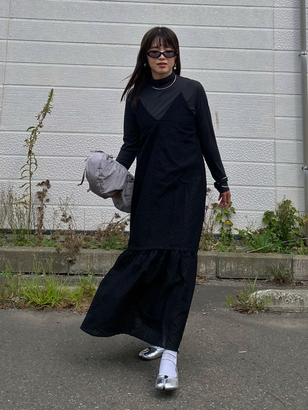 「秋っぽコーデ更新中、大人かわいい、キャミワンピ、ワンピース、タートルネック、リブT、モノトーン、モノトーンコーデ、UNIQLO、シルバーシューズ、メタリック、メタリックシューズ、モード、サングラス、プチプラ」｜「titivateのバックリボンキャミソールワンピース（ワンピース、ブラック系）」を使った、Miiさん（レディース・159cm）の秋コーディネートの1枚目の写真