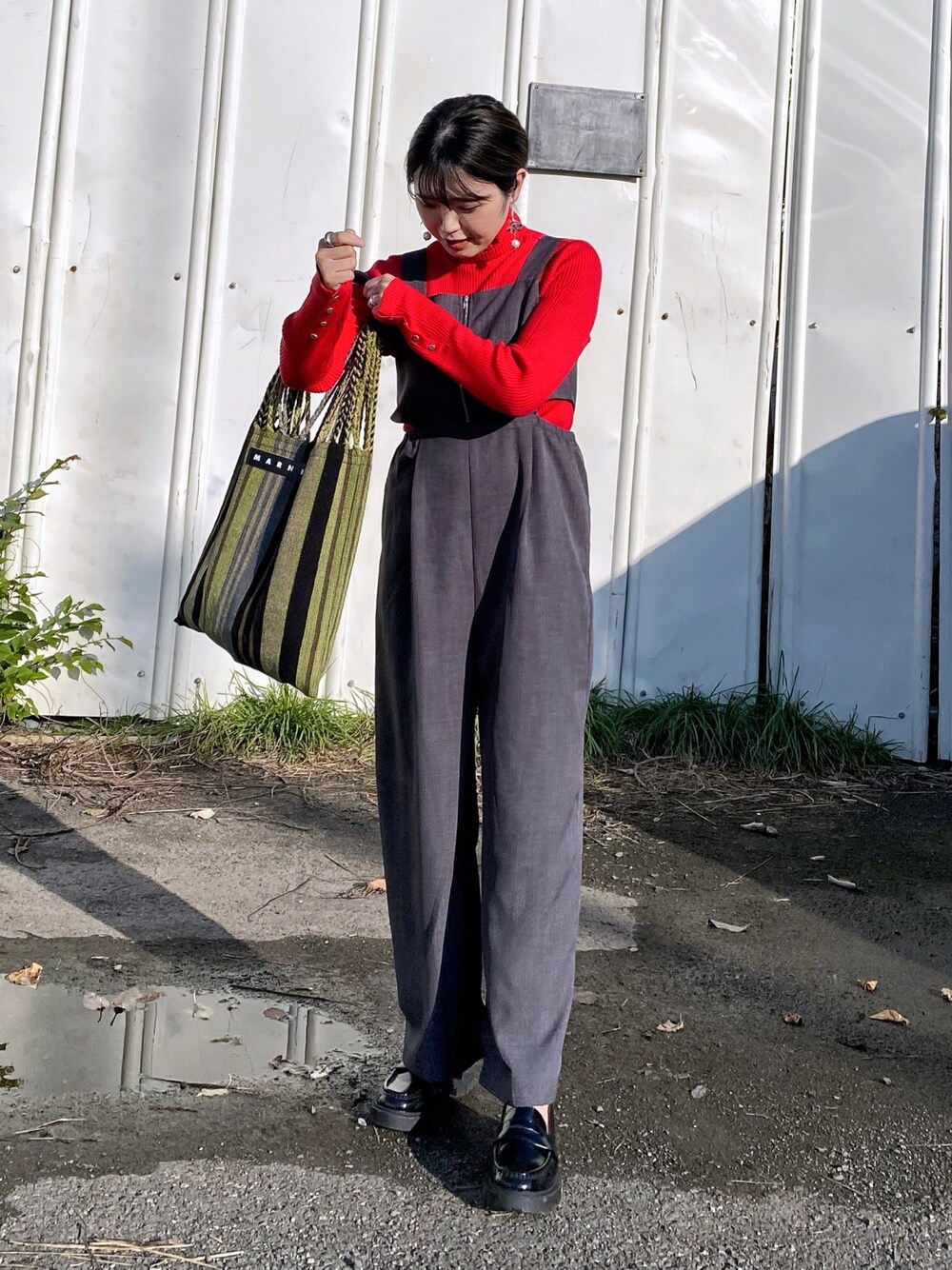 「秋服コーデ、カラー×コーデ、カラーニット、赤ニット、ニット、タートルネック、サロペット、ローファー、厚底シューズ、プチプラ、グレーコーデ、赤コーデ、トートバッグ、今日のコスメと服、お出かけコーデ」｜「frames RAY CASSINの着回し力に優れた万能アイテム。袖口ボタン2WAYリブタートルニットプルオーバー（ニット/セーター、レッド系）」を使った、Miiさん（レディース・159cm）の秋コーディネートの1枚目の写真