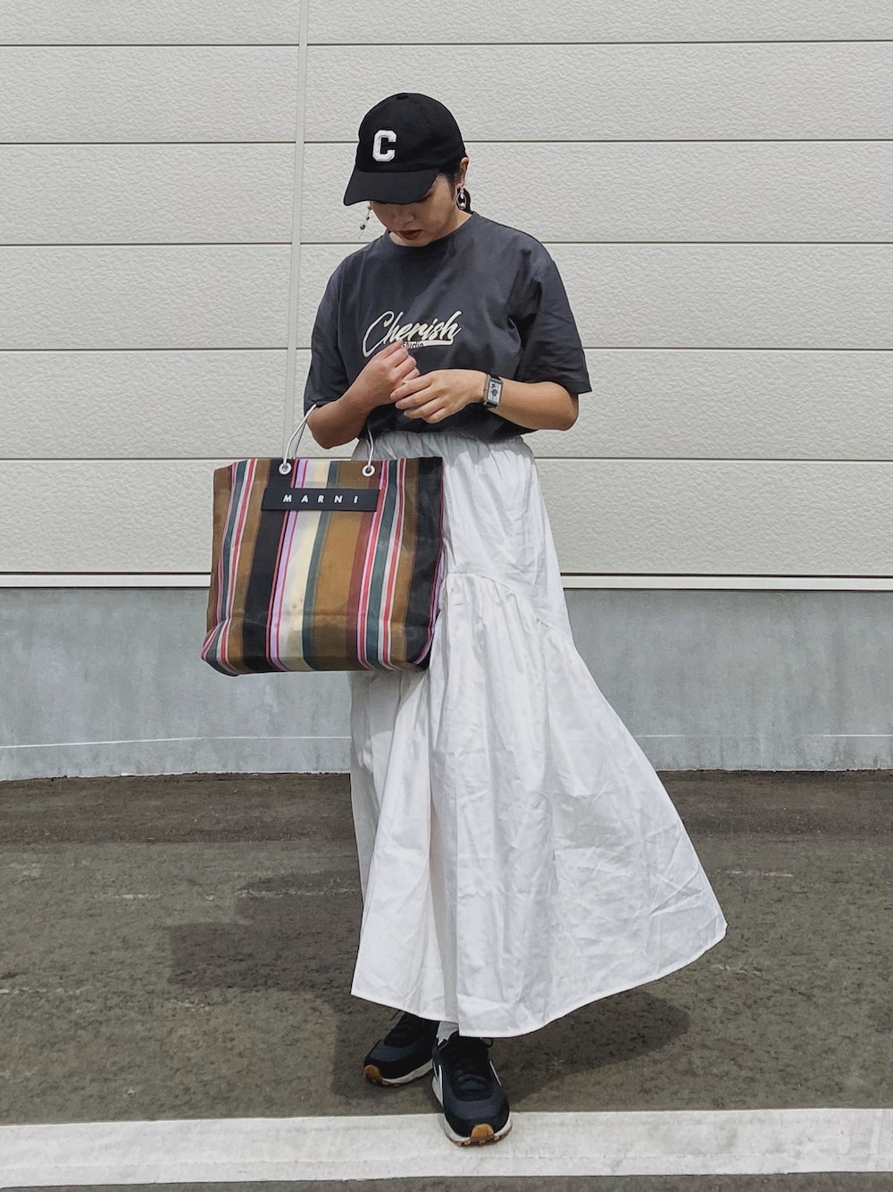 「お出かけコーデ日記、ロゴT、古着MIX、フレアスカート、白スカート、ロングスカート、Tシャツ、キャップ、CLEA、トートバッグ、NIKE、スニーカー、ストリート」｜「CLEAの古着風ロゴ半袖クルーネックトップス（Tシャツ/カットソー、グレー系）」を使った、Miiさん（レディース・159cm）の春コーディネートの1枚目の写真