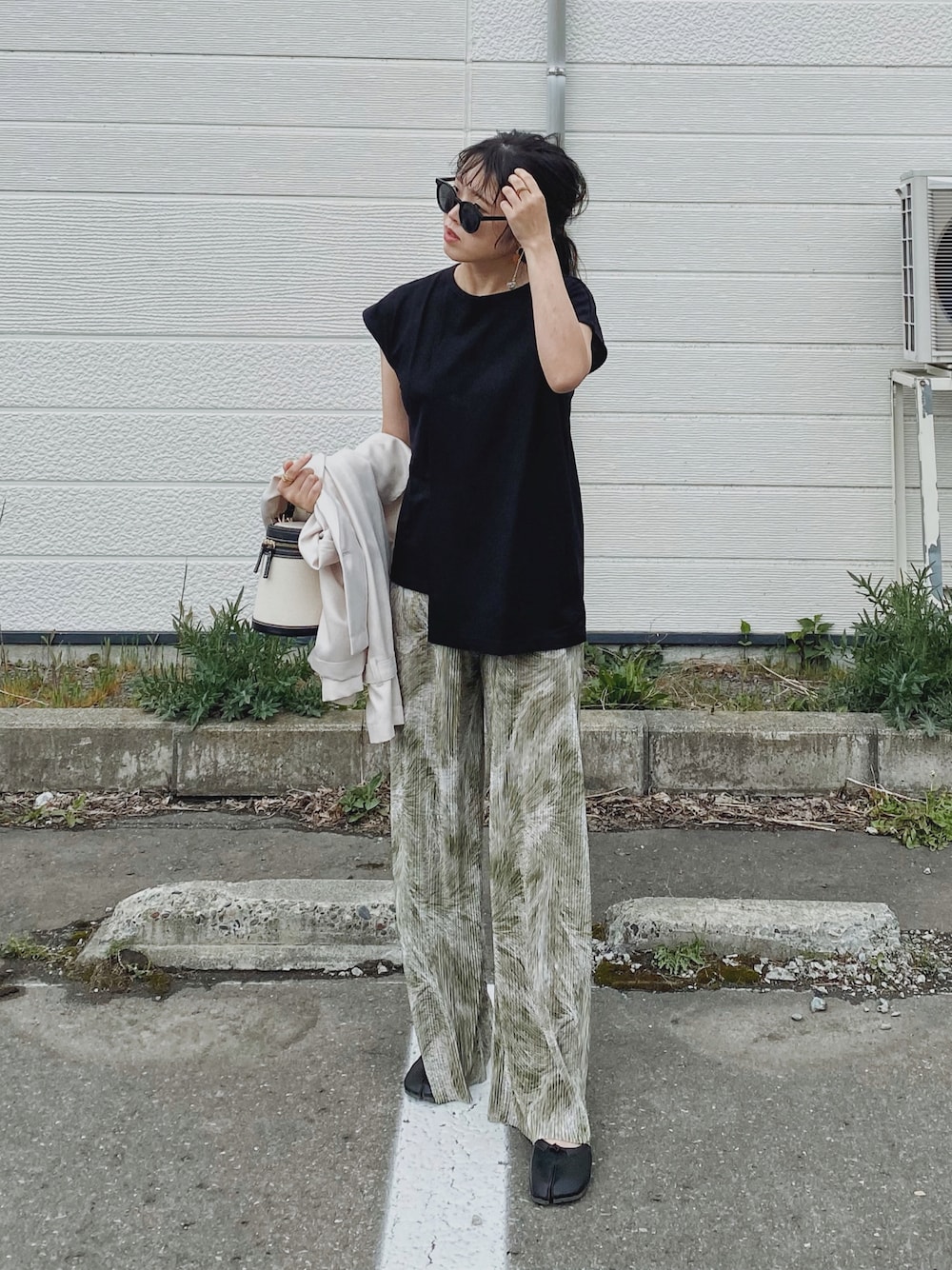 「deuxamour、Tシャツ、黒Tシャツ、柄パンツ、プリーツパンツ、リラックススタイル、休日スタイル、休日コーデ、ゆるコーデ、プチプラ、フレンチスリーブ、ラクチンコーデ、きれいめカジュアル、プチプラコーデ、バレエシューズ」｜「deux amourのアシメフレンチスリーブTEE（その他トップス、ブラック系）」を使った、Miiさん（レディース・159cm）の春コーディネートの1枚目の写真