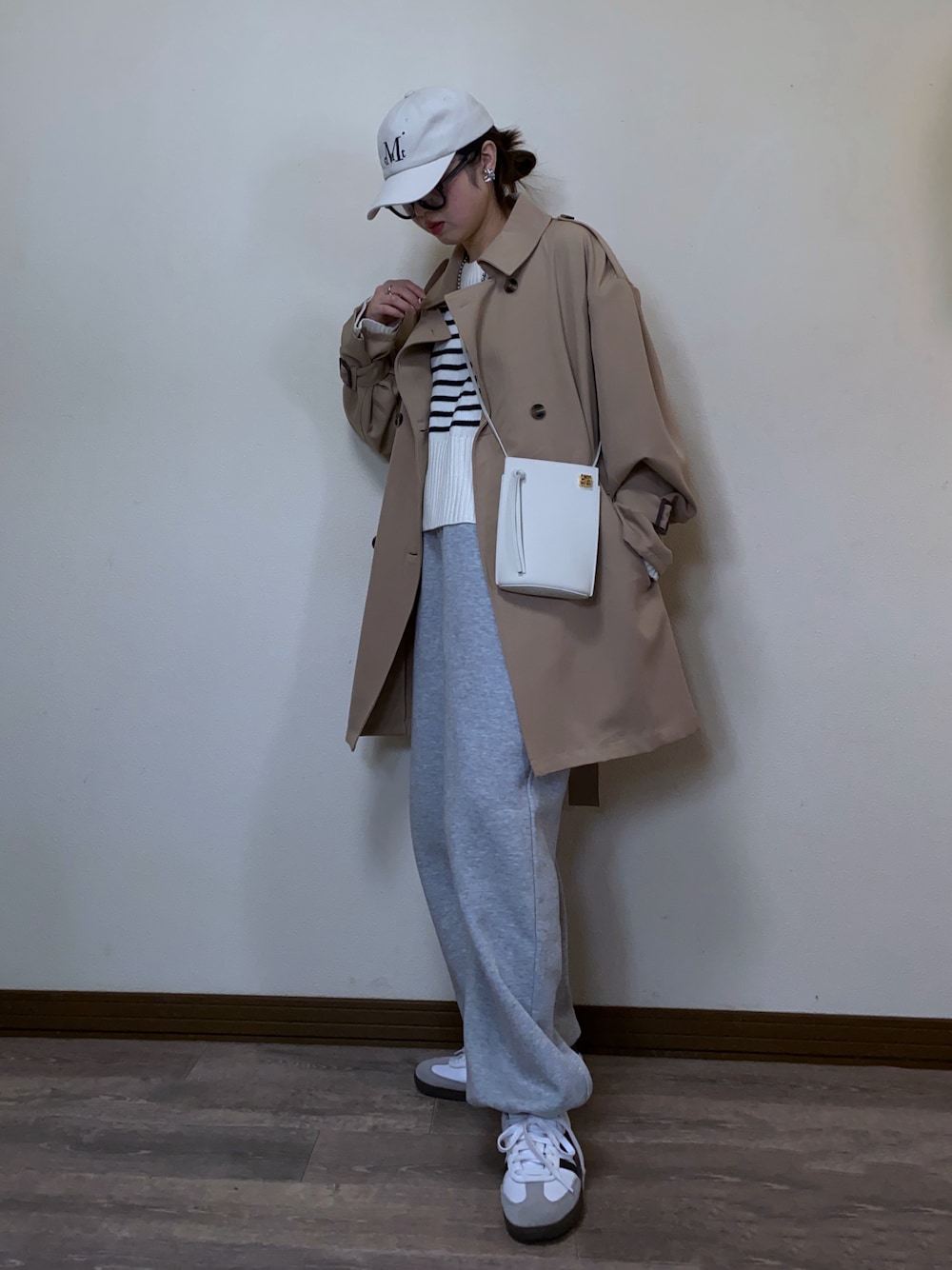 「春めき満開コーデ、スポーツミックス、春コーデ、トレンチコート、ミドル丈、春アウター、キャップ、スウェットパンツ、ボーダー、ニット、ショルダーバッグ、大人カジュアル、スニーカー、ラフ、カジュアルコーデ」｜「GeeRAのキャンディースリーブミドル丈Ａライントレンチコート（トレンチコート、ベージュ系）」を使った、Miiさん（レディース・159cm）の春コーディネートの1枚目の写真
