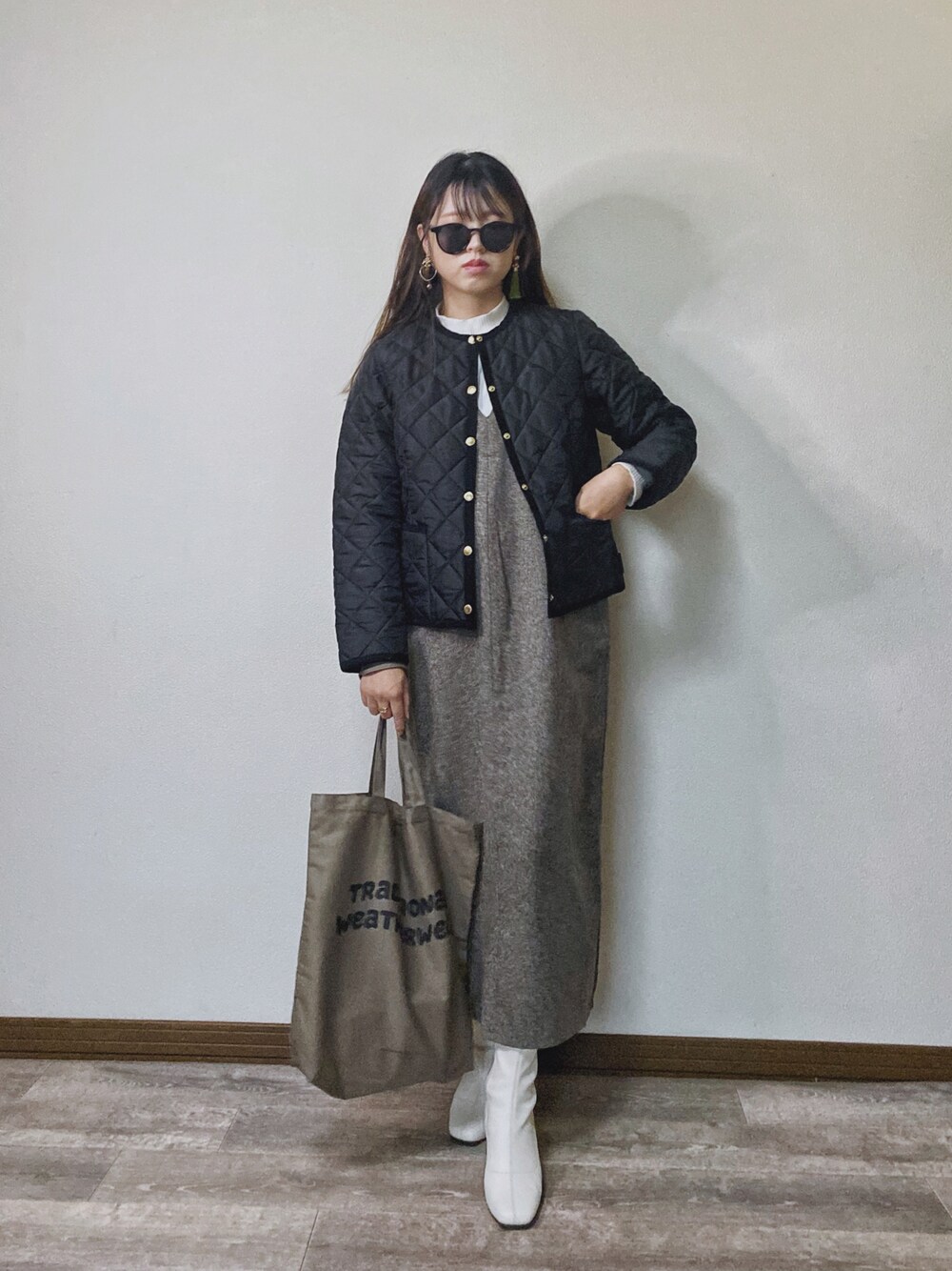 「Traditional Weatherwear、トラディショナルウェザーウエア、キルティングジャケット、ジャンパースカート、ジャンスカ、ハイネック、リブT、リブハイネックT、UNIQLO、プチプラ、ショートブーツ、白ブーツ、ワンピース、きれいめカジュアル、トートバッグ」｜「Traditional WeatherwearのARKLEY（ノーカラージャケット、ブラック系）」を使った、Miiさん（レディース・159cm）の秋コーディネートの1枚目の写真