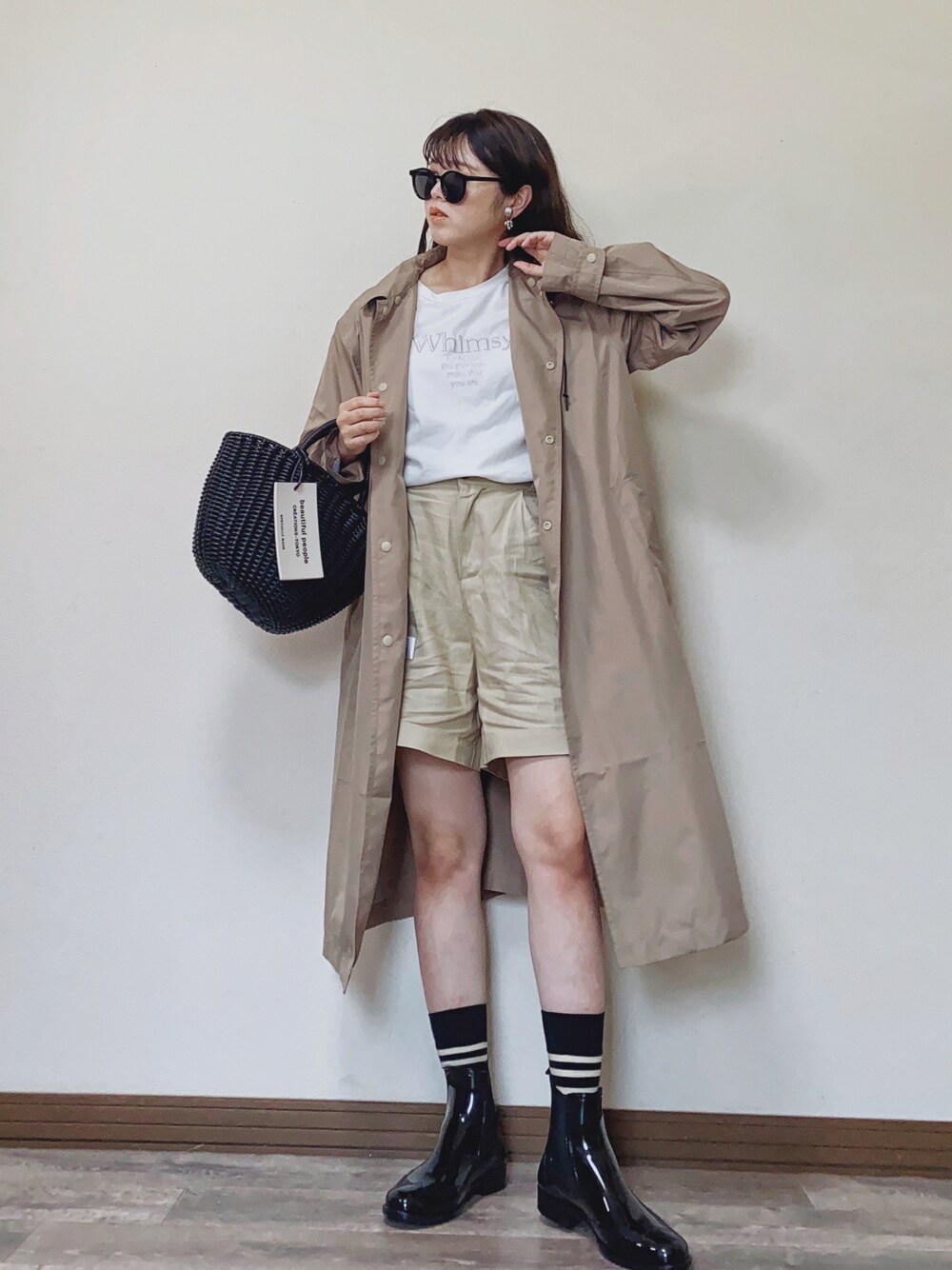 「大人カジュアル、ハーフパンツ、ショートパンツ、ロゴT、白Tシャツ、レインコート、ベージュコーデ、レインブーツ、靴下、かごバッグ、Traditional Weatherwear、UNIQLOMARNI、ボーダーソックス、雨の日コーデ、休日スタイル」｜「Birthday roomの刺繍ロゴTシャツ（Tシャツ/カットソー、ホワイト系）」を使った、Miiさん（レディース・159cm）の夏コーディネートの1枚目の写真