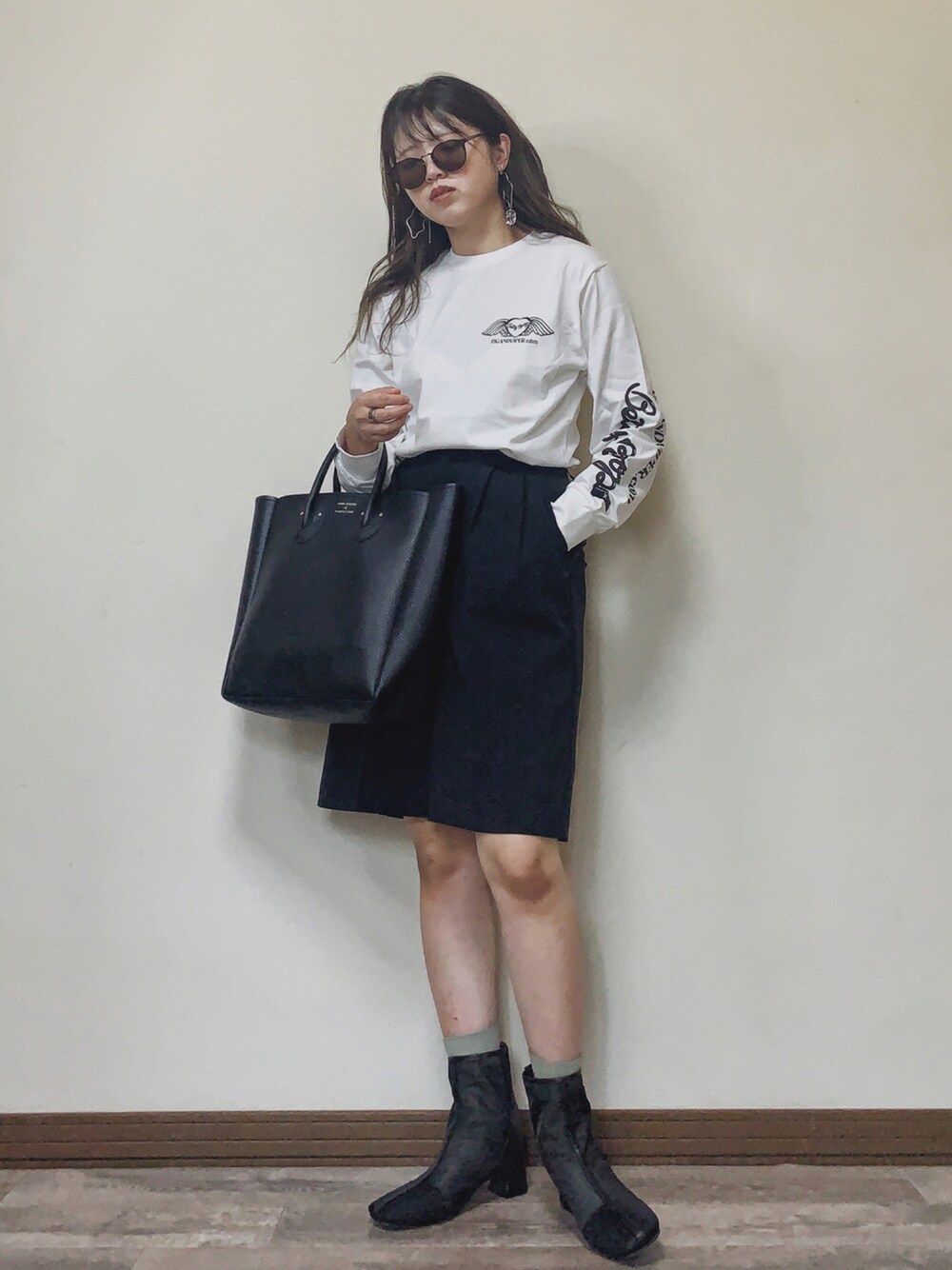 「靴下、ショートブーツ、モノトーン、ロンT、ハーフパンツ、プチプラ、FIG&VIPER、大人女子、プリントT、モノトーンコーデ、カラーソックス、バミューダパンツ、秋コーデ、シアーブーツ、BETTY BOOP」｜「FIG&VIPERのBETTYコラボハートMIDロンT（Tシャツ/カットソー、ホワイト系）」を使った、Miiさん（レディース・159cm）の秋コーディネートの1枚目の写真