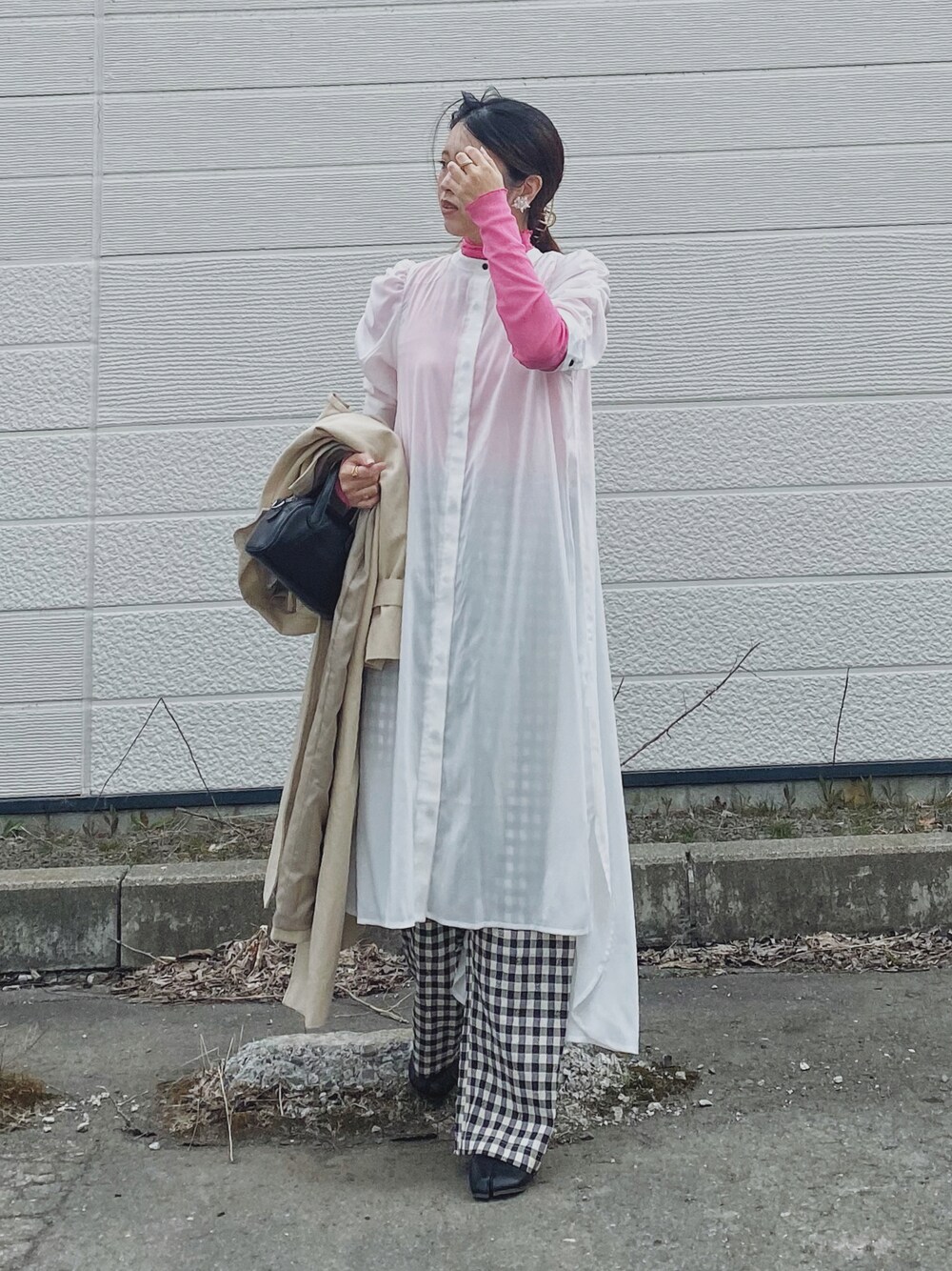 「春コーデ、シャツスタイル、シャツワンピ、レイヤードスタイル、ピンク、ギンガムチェック、ギンガムチェックパンツ、柄パンツ、きれいめカジュアル、シースルー、COTORICA.、コトリカ、パワショル、キレイめ、大人コーデ」｜「Birthday roomのシースルーハイネックインナーカットソー（Tシャツ/カットソー、ピンク系）」を使った、Miiさん（レディース・159cm）の春コーディネートの1枚目の写真