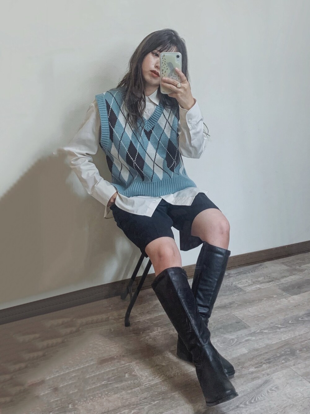 「チェック、ブルー、ショートパンツ、ベスト、レイヤードスタイル、ロングブーツ、ハーフパンツ、ニットベスト、プチプラ、きれいめカジュアル、シャツスタイル、バミューダパンツ、秋コーデ、アーガイル柄、だから秋服が好き」｜「UNIQLOのアイテム（シャツ/ブラウス、ベージュ系）」を使った、Miiさん（レディース・159cm）の秋コーディネートの1枚目の写真
