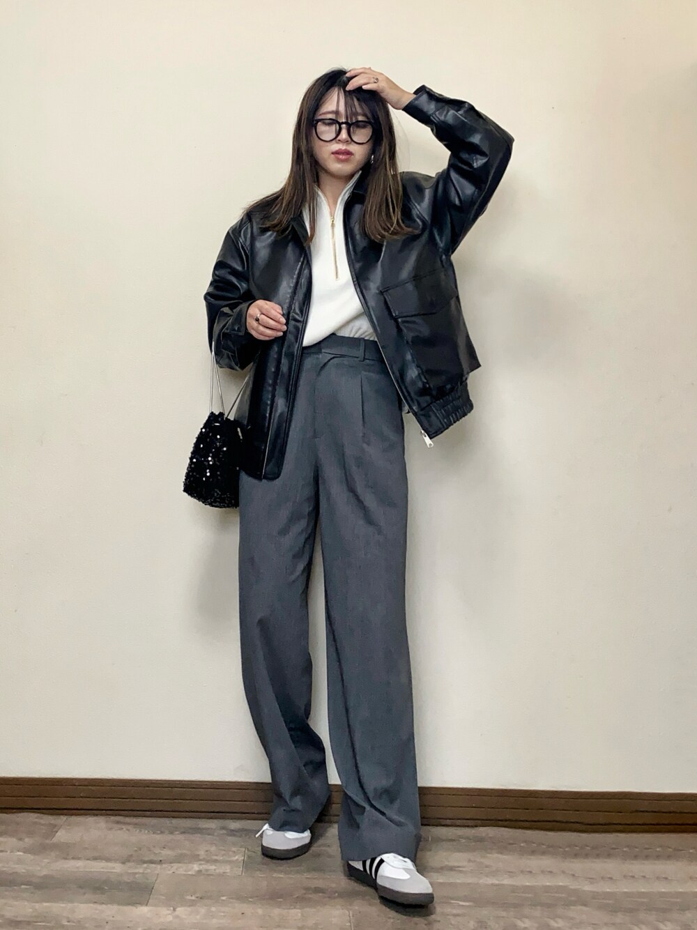 「今日のコスメと服、冬コーデ、レザージャケット、レザー、メガネ女子、UNIQLO、ニット、スパンコール、samba、adidas、スニーカー、ハーフジップ、ハーフジップニット、モノトーン、休日スタイル」｜「OPAQUE.CLIPのモックネックハーフジップニット【洗える】（ニット/セーター、ホワイト系）」を使った、Miiさん（レディース・159cm）の冬コーディネートの1枚目の写真