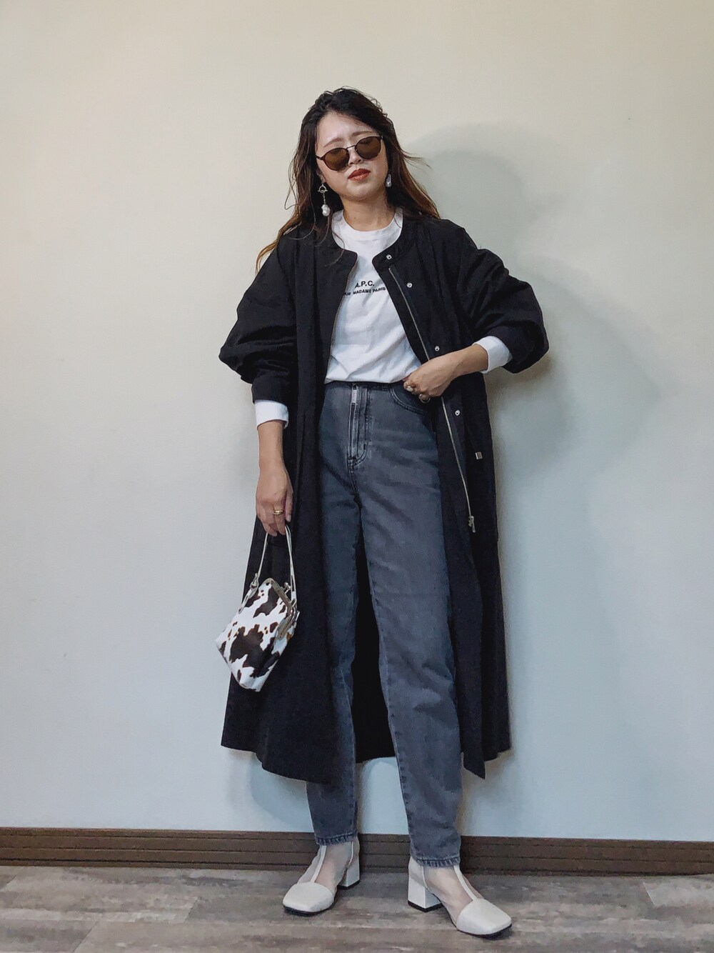 「秋コーデ、モノトーンコーデ、オーバーサイズ、オーバーコート、モッズコート、SOMETHING、ロゴT、A.P.C.、ミニバッグ、アニマル柄、ショートブーツ、ロンT、ロングTシャツ、デニムパンツ、ノーカラーコート」｜「A.P.C.のLONG SLEEVE PETITE RUE MADAME H JPS（Tシャツ/カットソー、ホワイト系）」を使った、Miiさん（レディース・159cm）の秋コーディネートの1枚目の写真