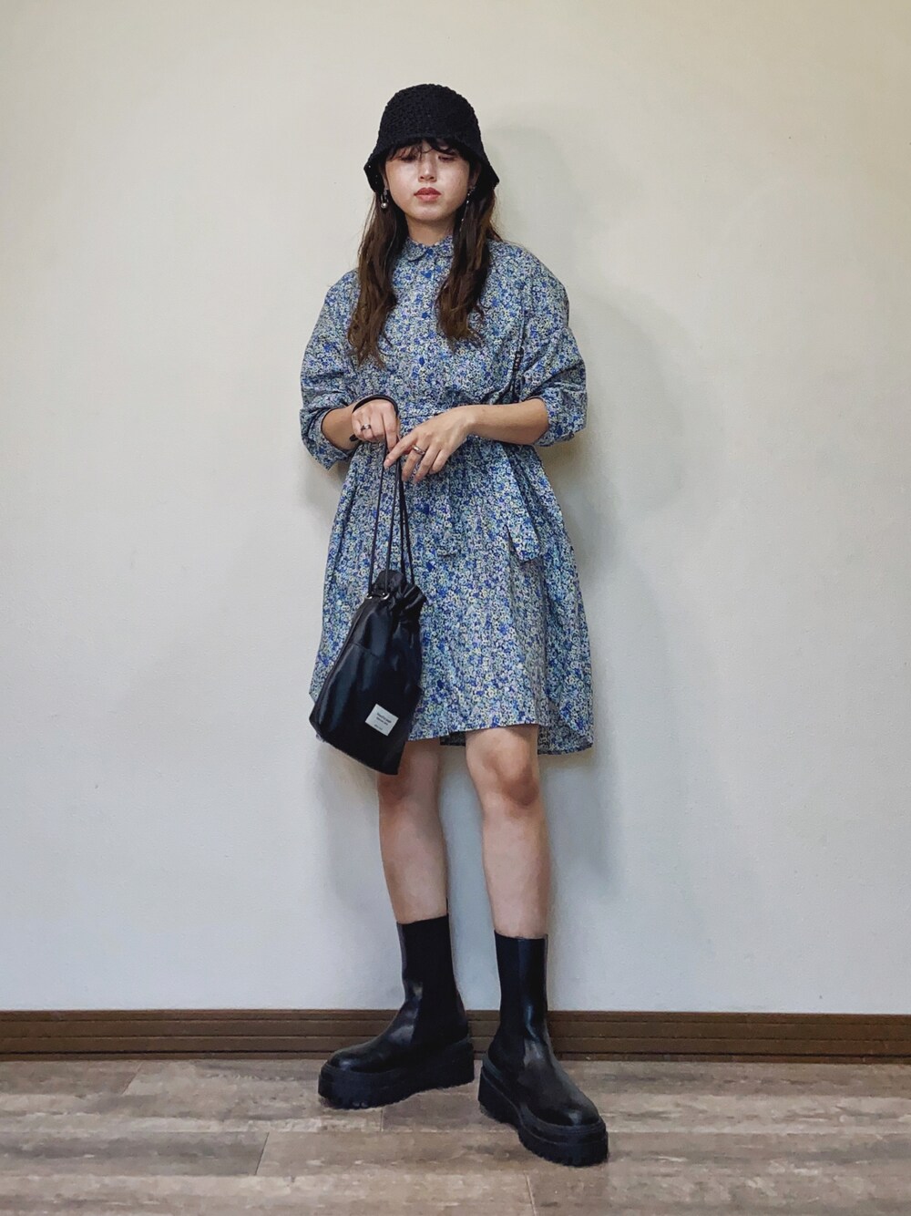 「お出かけコーデ日記、シャツスタイル、シャツワンピ、花柄、花柄ワンピース、ミニワンピ、バケハ、巾着バッグ、厚底シューズ、厚底ブーツ、モード、To b. by agnes b.、休日スタイル、骨格ウェーブ、CLEA」｜「To b. by agnes b.のWEB限定 WT62 DRESS ブルーミングフラワードレスミニ（シャツワンピース、ブルー系）」を使った、Miiさん（レディース・159cm）の春コーディネートの1枚目の写真