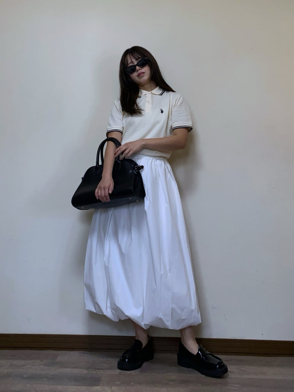 「最近のいい感じコーデ、大人かわいい、韓国ファッション、バルーンスカート、GU、ポロシャツ、ローファー、プチプラ、スポーツミックス、淡色コーデ、お出かけコーデ、休日スタイル、シンプルコーデ、サングラス、ボストンバッグ」｜「U.S. POLO ASSN.の∴WEGO/【25年春夏新作】別注U.S.POLO ASSN.ラインポロシャツ（ポロシャツ、ホワイト系）」を使った、Miiさん（レディース・159cm）の春コーディネートの1枚目の写真