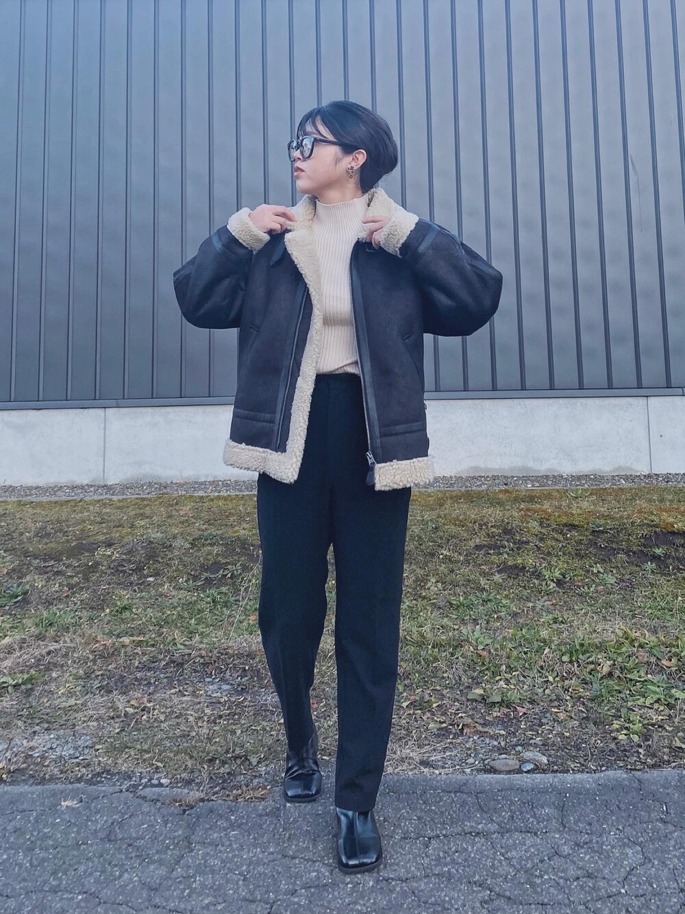 「alpha、alphaindustries、フライトジャケット、ボマージャケット、B-3、ボアジャケット、ムートンジャケット、モノトーン、白ニット、ショートブーツ、スクエアトゥ、テーパードパンツ、GU、ハイネック、冬コーデ」｜「ALPHAのB-3フェイクムートン オーバーサイズ（ムートンコート、ブラック系）」を使った、Miiさん（レディース・159cm）の秋コーディネートの1枚目の写真